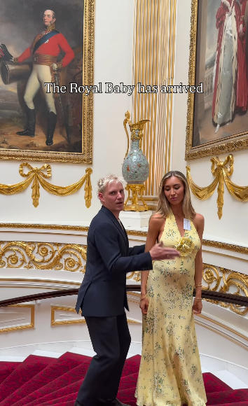 Jamie Laing et sa femme, Sophie Habboo, dansent à Buckingham Palace tout en parodiant Meghan Markle et le prince Harry le 25 juin 2025 | Source : Instagram/jamielaign