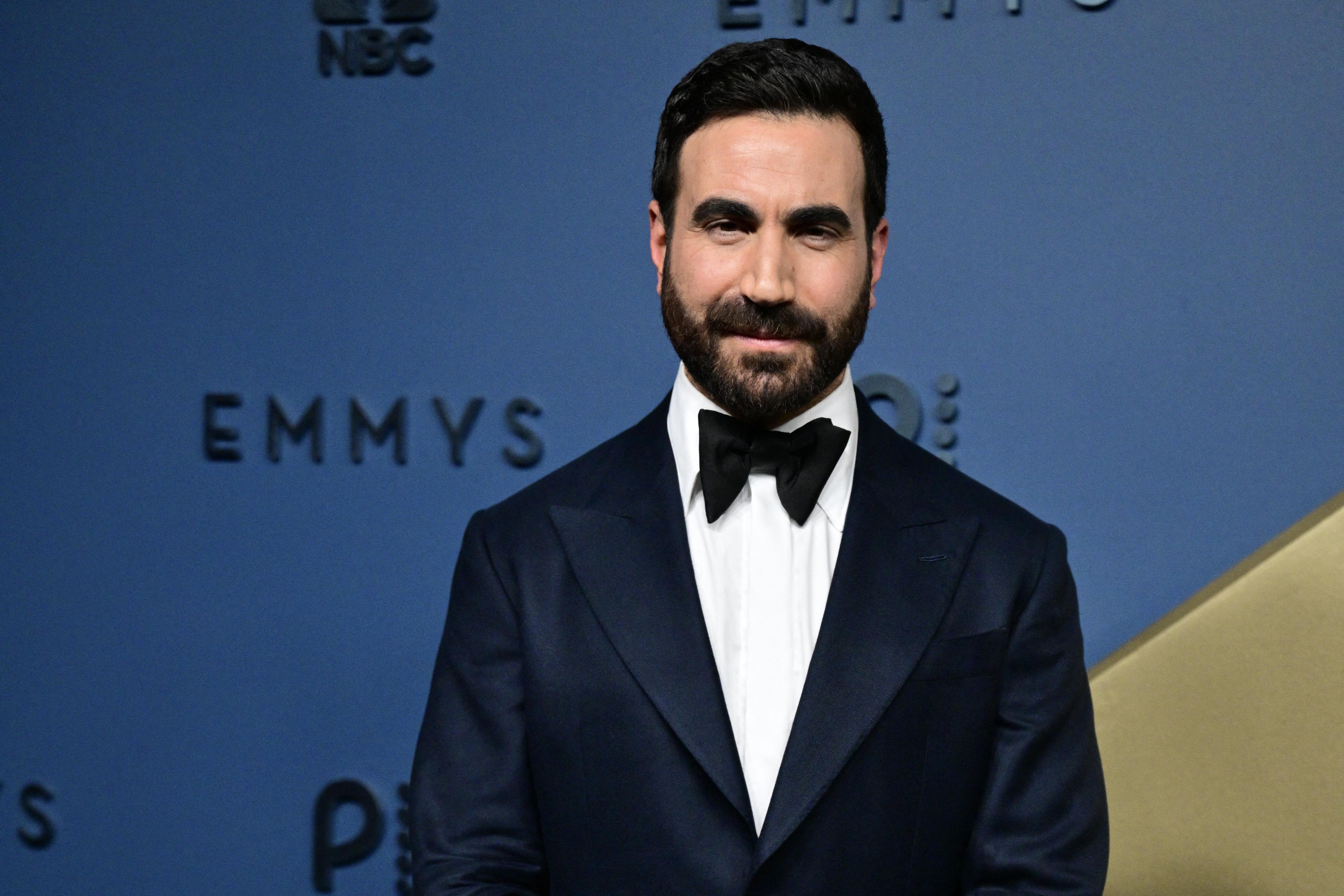 Brett Goldstein a assisté à la 78e cérémonie des Primetime Emmy Awards à Los Angeles le 14 septembre 2026, vêtu d'un smoking sombre et d'un nœud papillon. Cette apparition sur le tapis rouge permet de mieux découvrir cet acteur britannique dont la relation présumée avec Jennifer Lopez a attiré l'attention du public. | Source : Getty Images