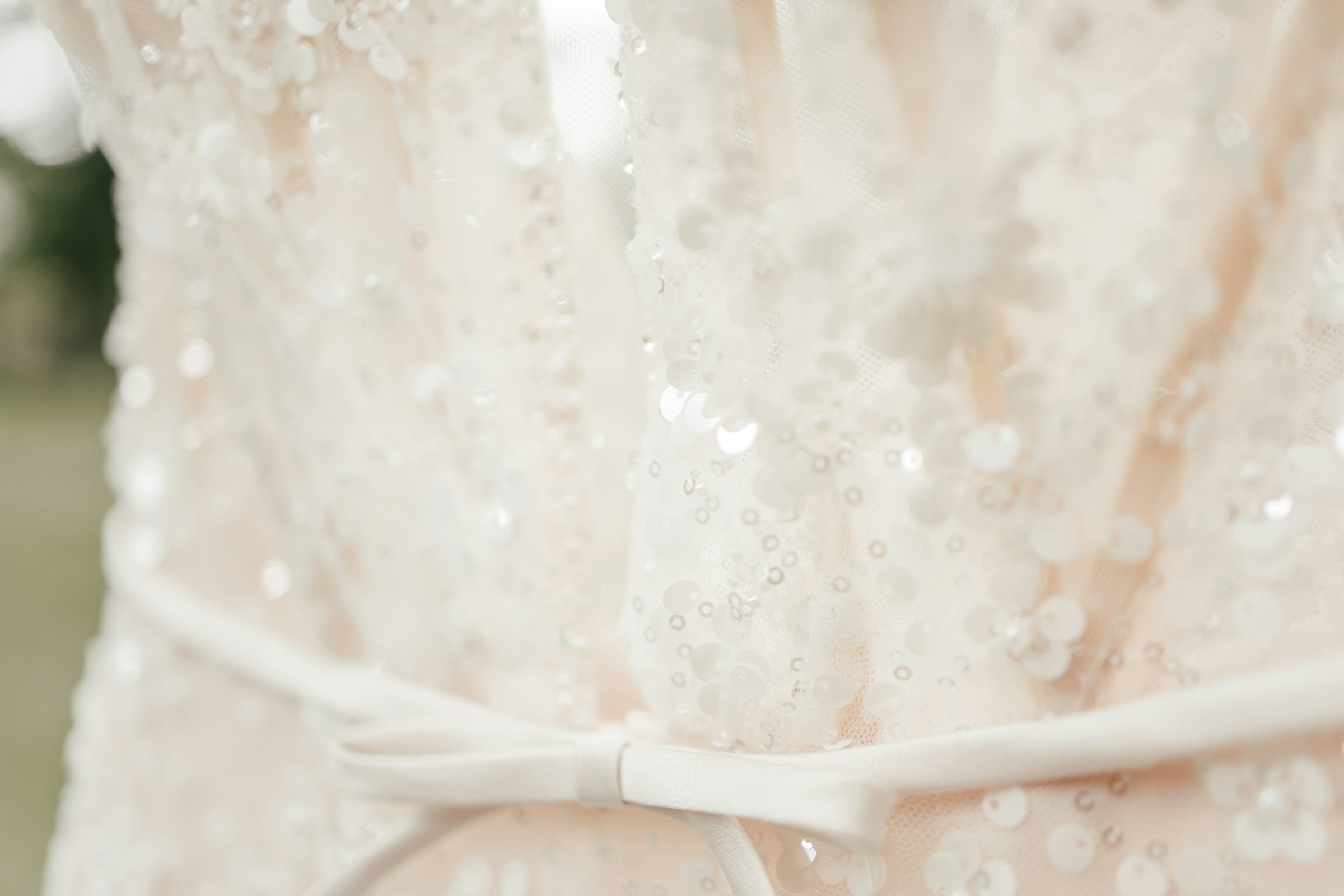 Gros plan sur une robe de mariée | Source : Unsplash