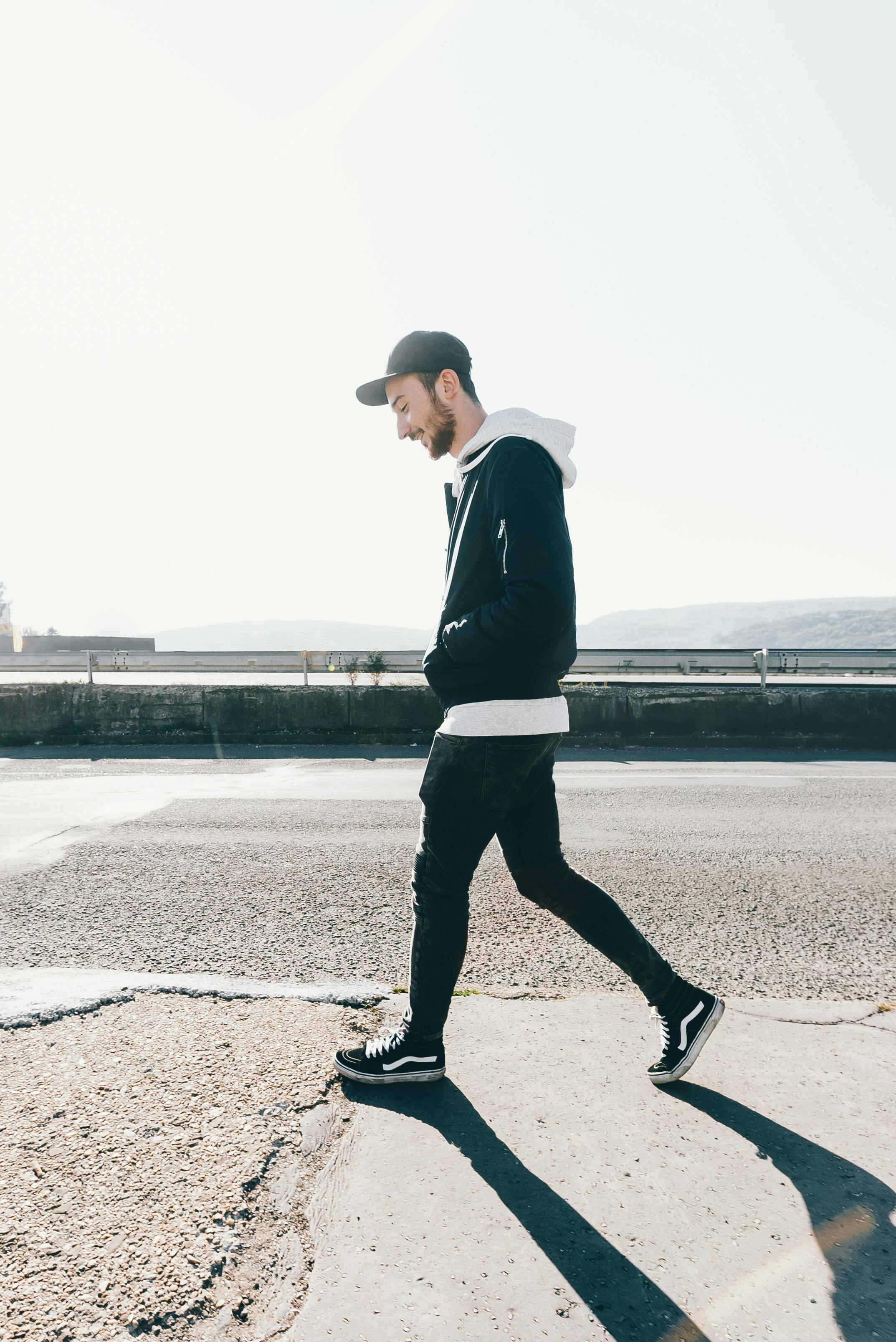 Un homme marchant à l'extérieur | Source: Pexels