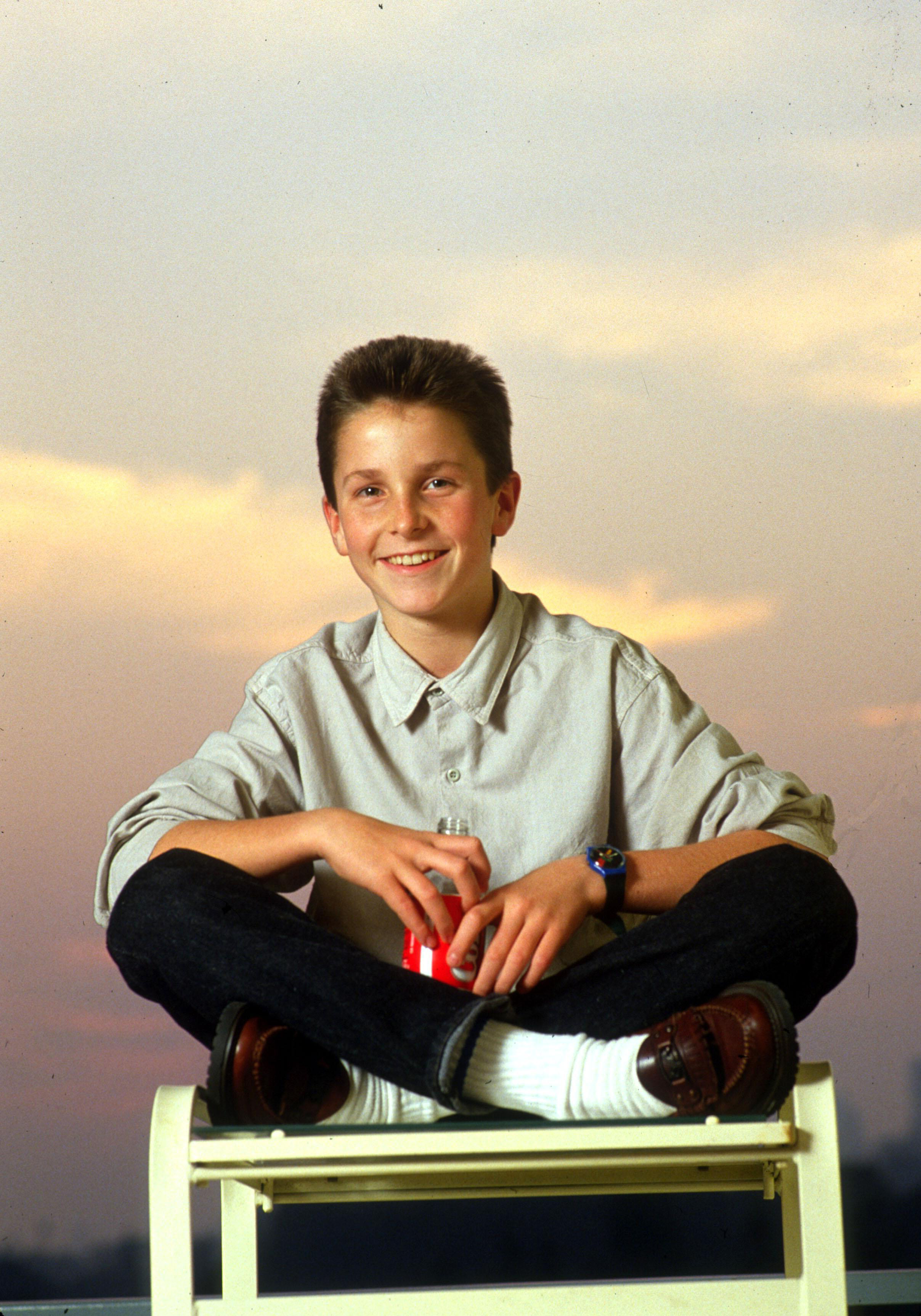Christian Bale pose lors d'une tournée promotionnelle pour « Empire of the Sun » à Beverly Hills, en Californie, le 26 novembre 1987 | Source : Getty Images