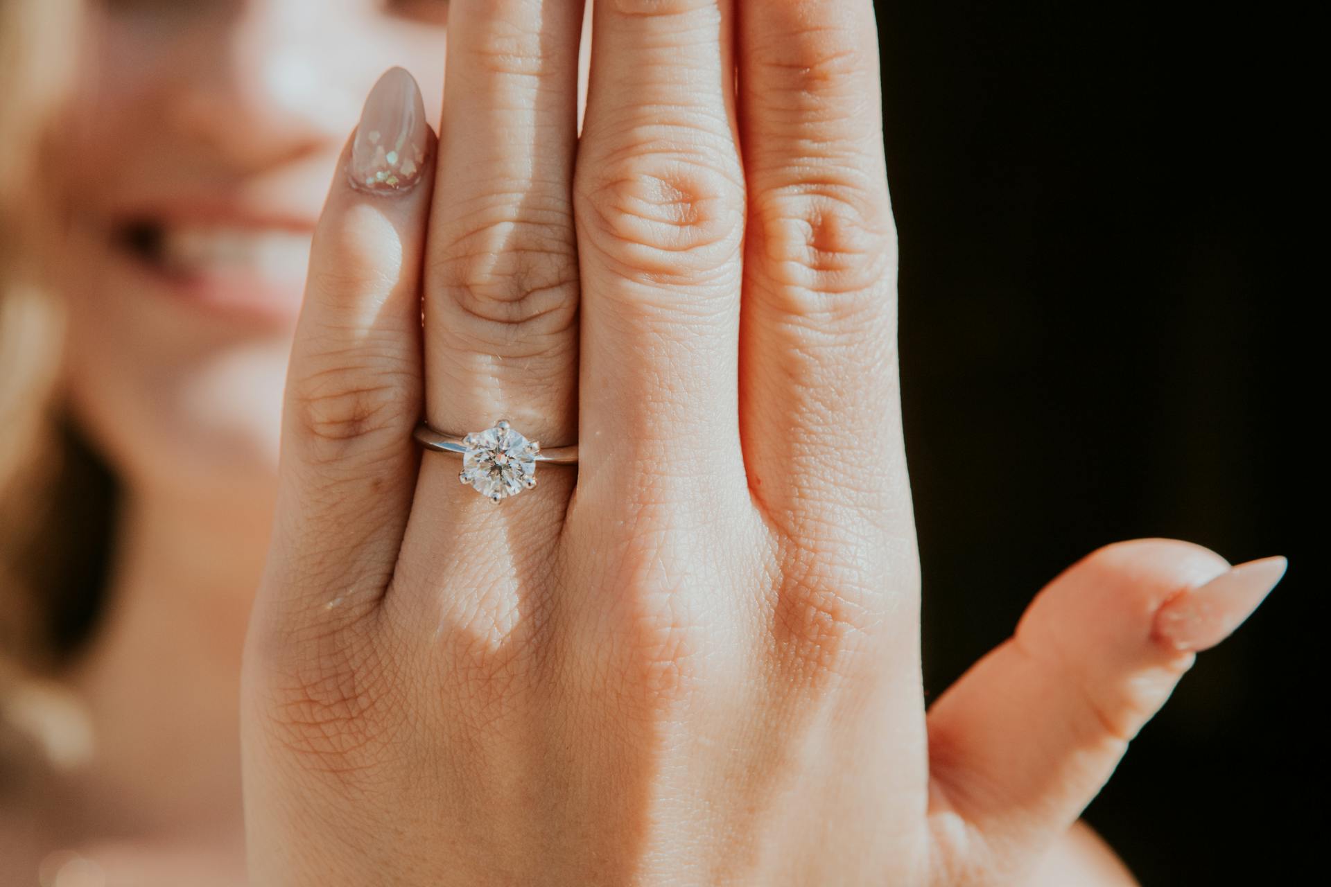 Gros plan d'une femme montrant sa bague de fiançailles | Source : Pexels