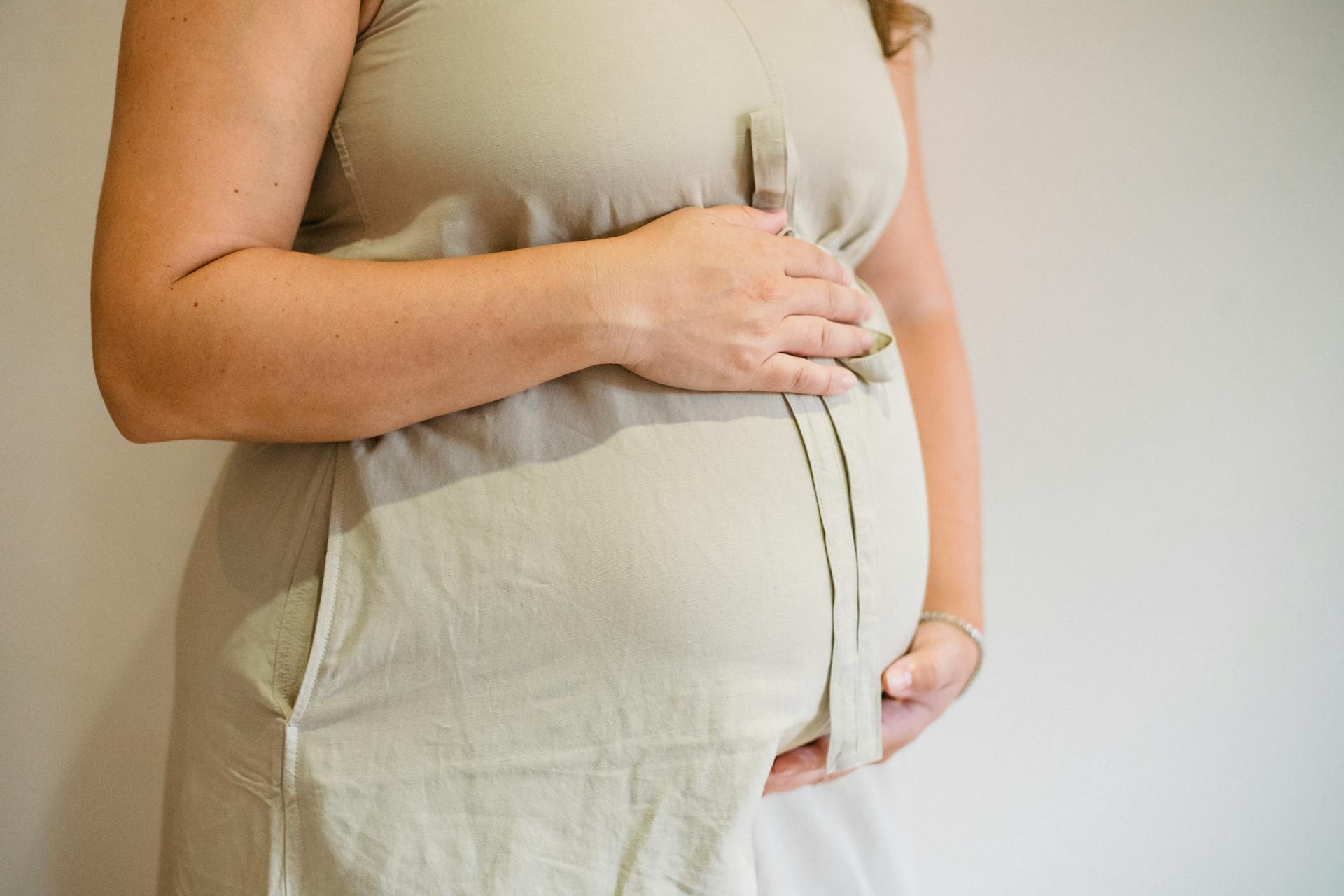 Une femme enceinte tenant son baby bump | Source : Pexels