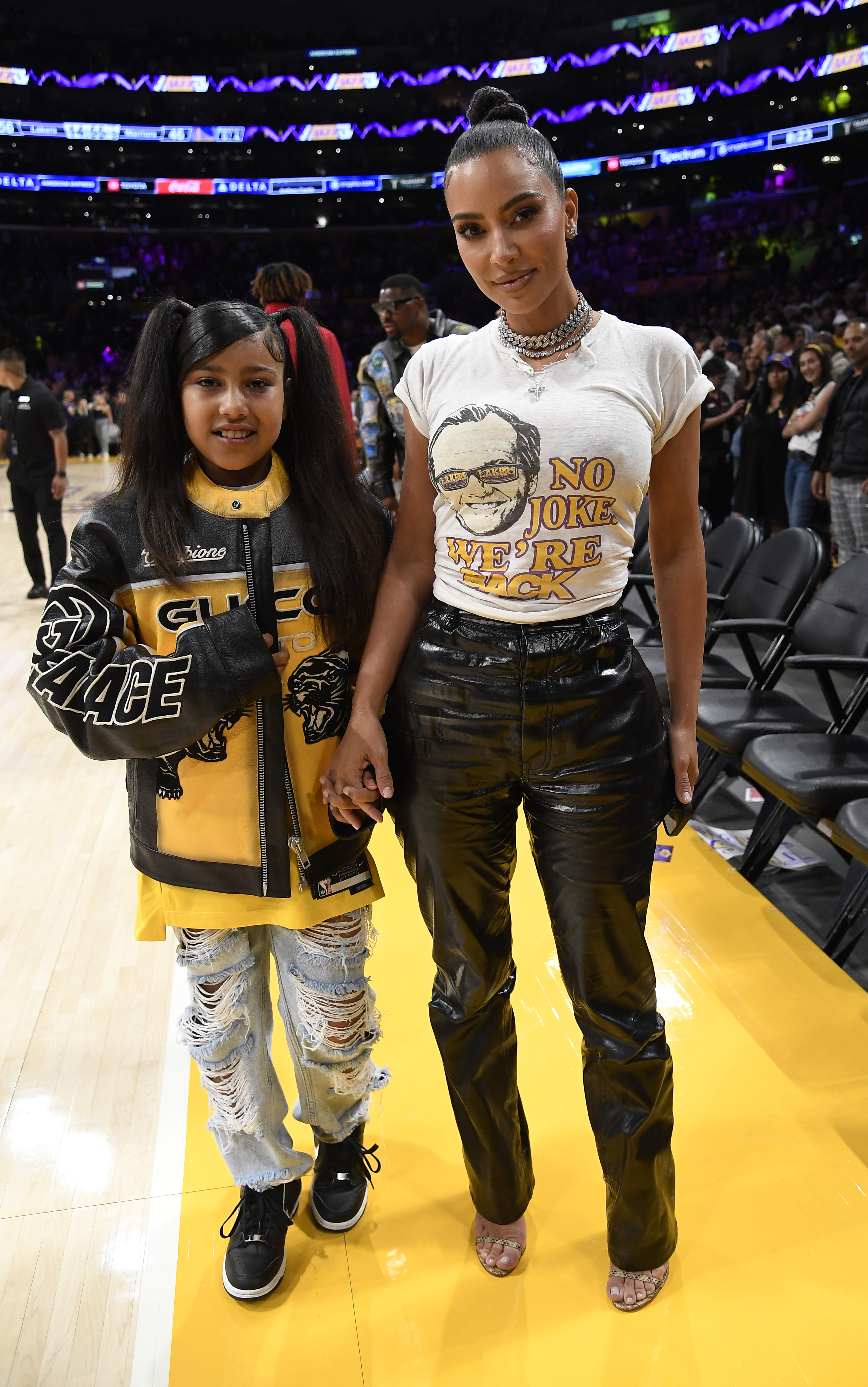 Kim Kardashian et North West lors du match de demi-finale des playoffs de la Western Conference entre les Los Angeles Lakers et les Golden State Warriors à la Crypto.com Arena, le 12 mai 2023, à Los Angeles, en Californie. | Source : Getty Images