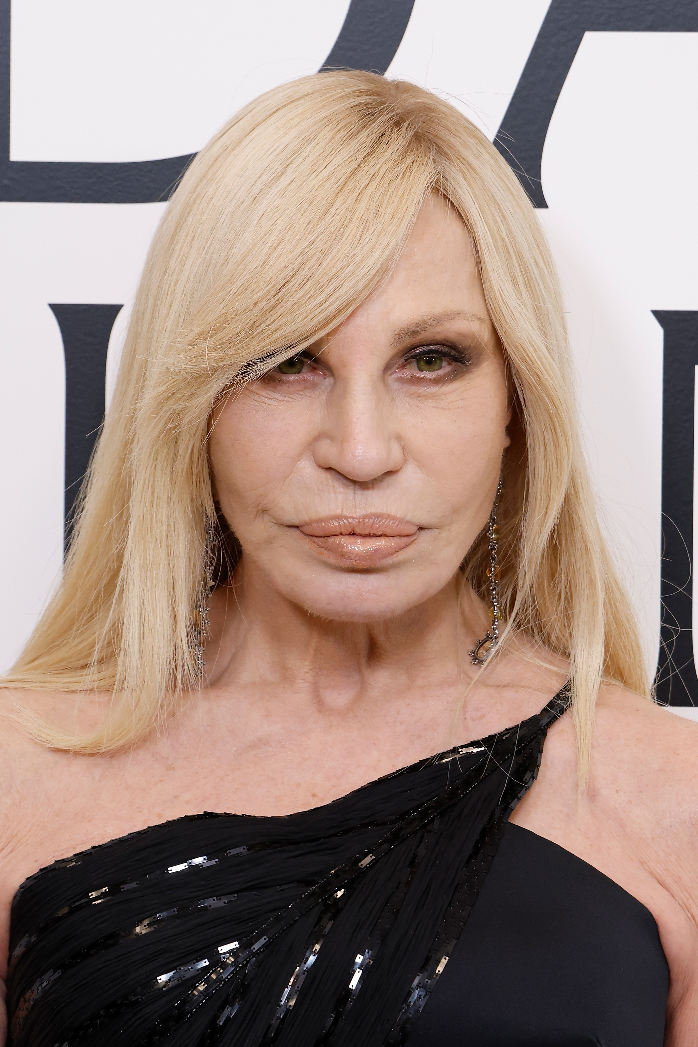 Donatella Versace, 70 ans, à la cérémonie des CFDA Awards Winners' Walk le 3 novembre 2025, à l'American Museum of Natural History de New York. Son visage affichait une apparence visiblement plus douce et vieillie, mais ses lèvres restaient pulpeuses, son menton bien dessiné et ses joues lisses sous ses yeux fortement marqués.