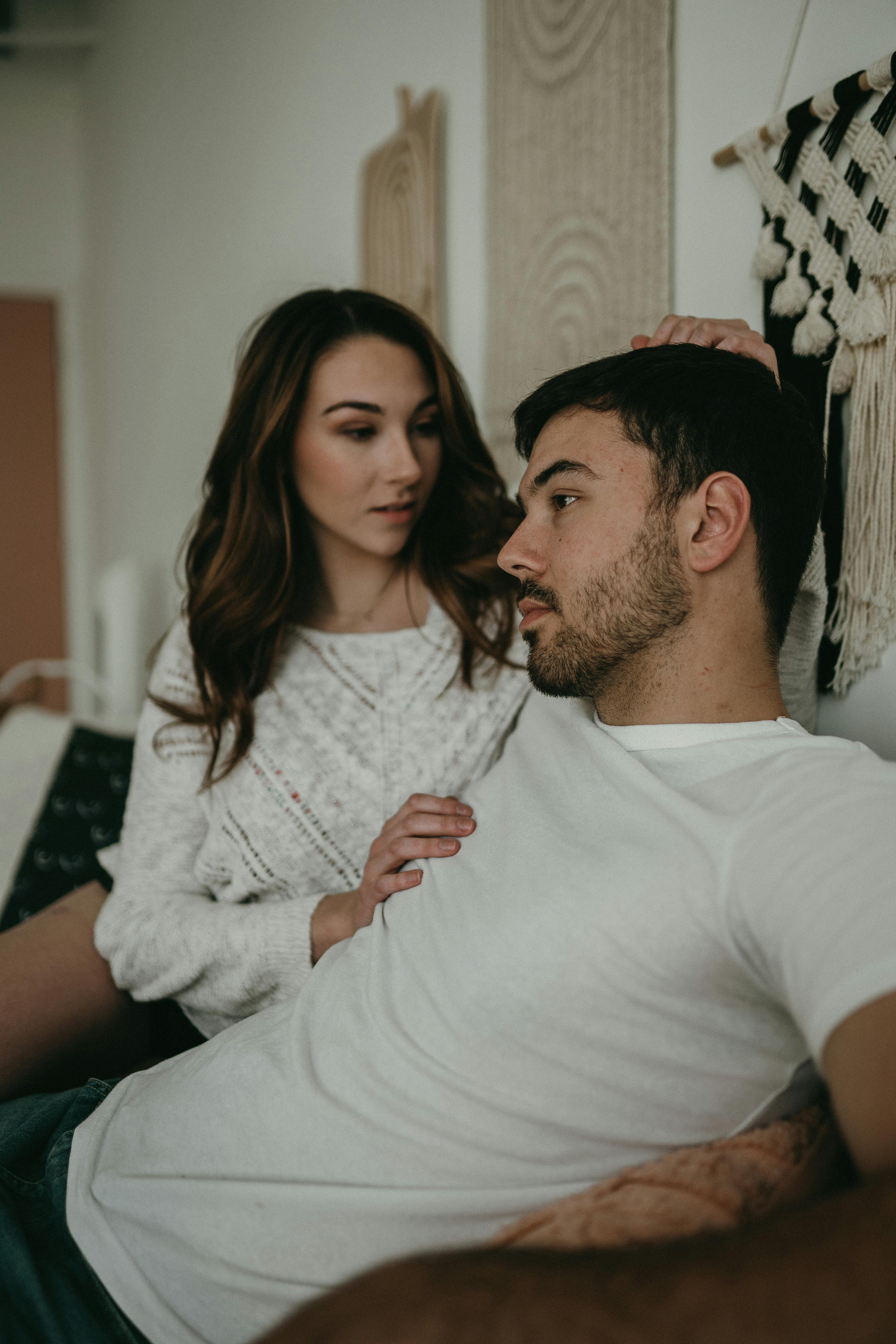 Un couple en pleine discussion sérieuse | Source : Pexels