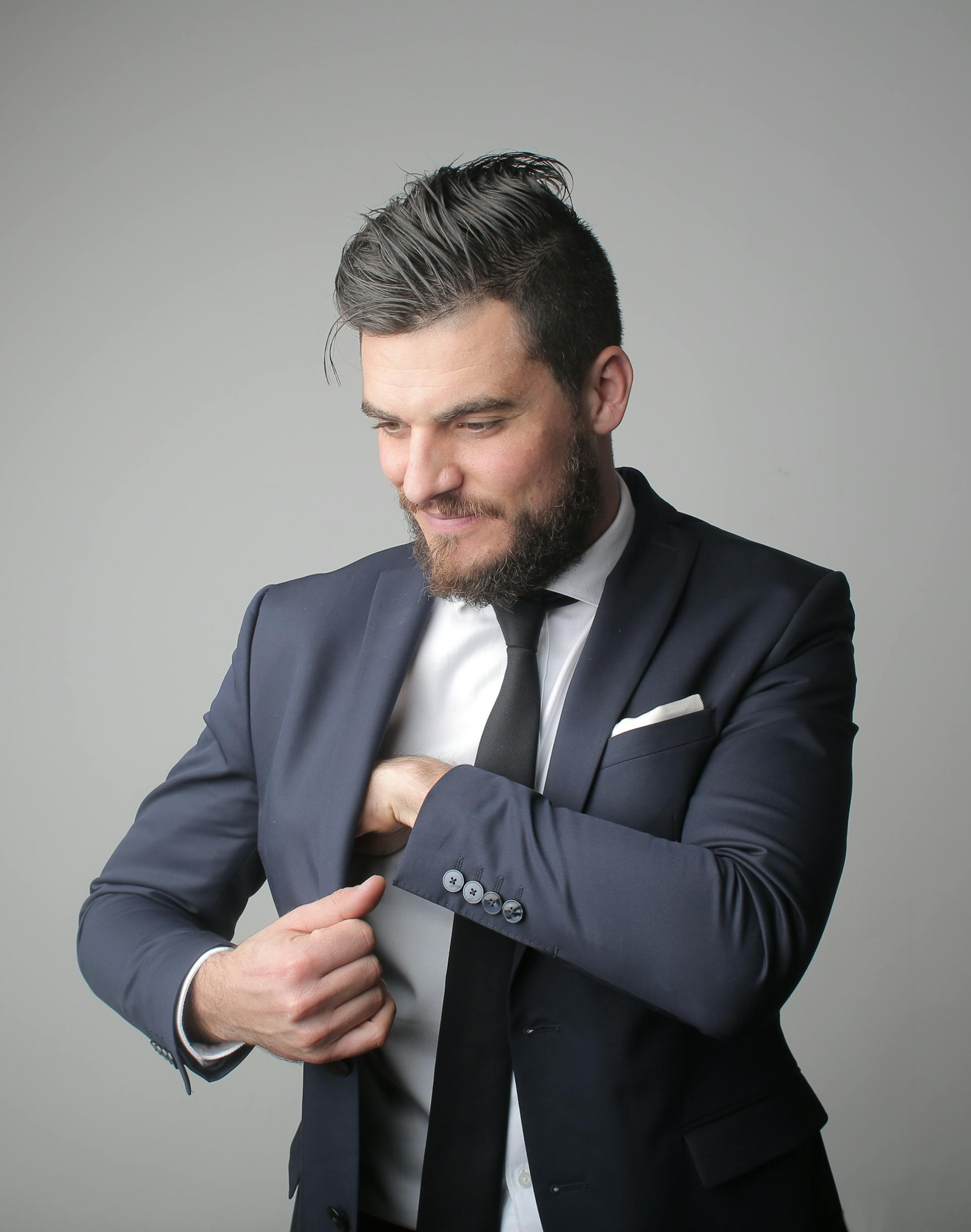 Un homme en tenue de soirée | Source : Pexels