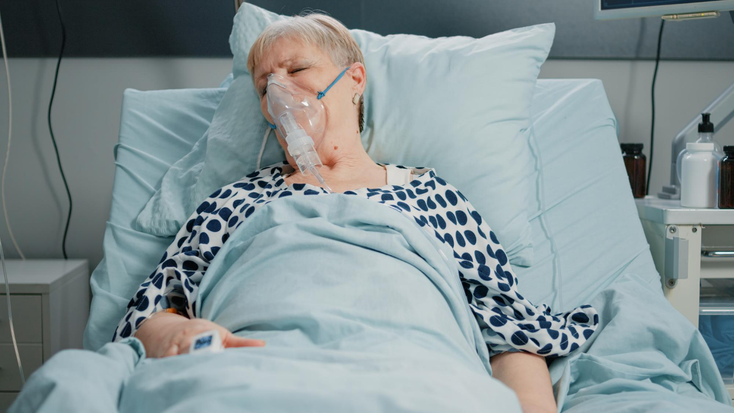 Une femme âgée à l'hôpital | Source : Freepik