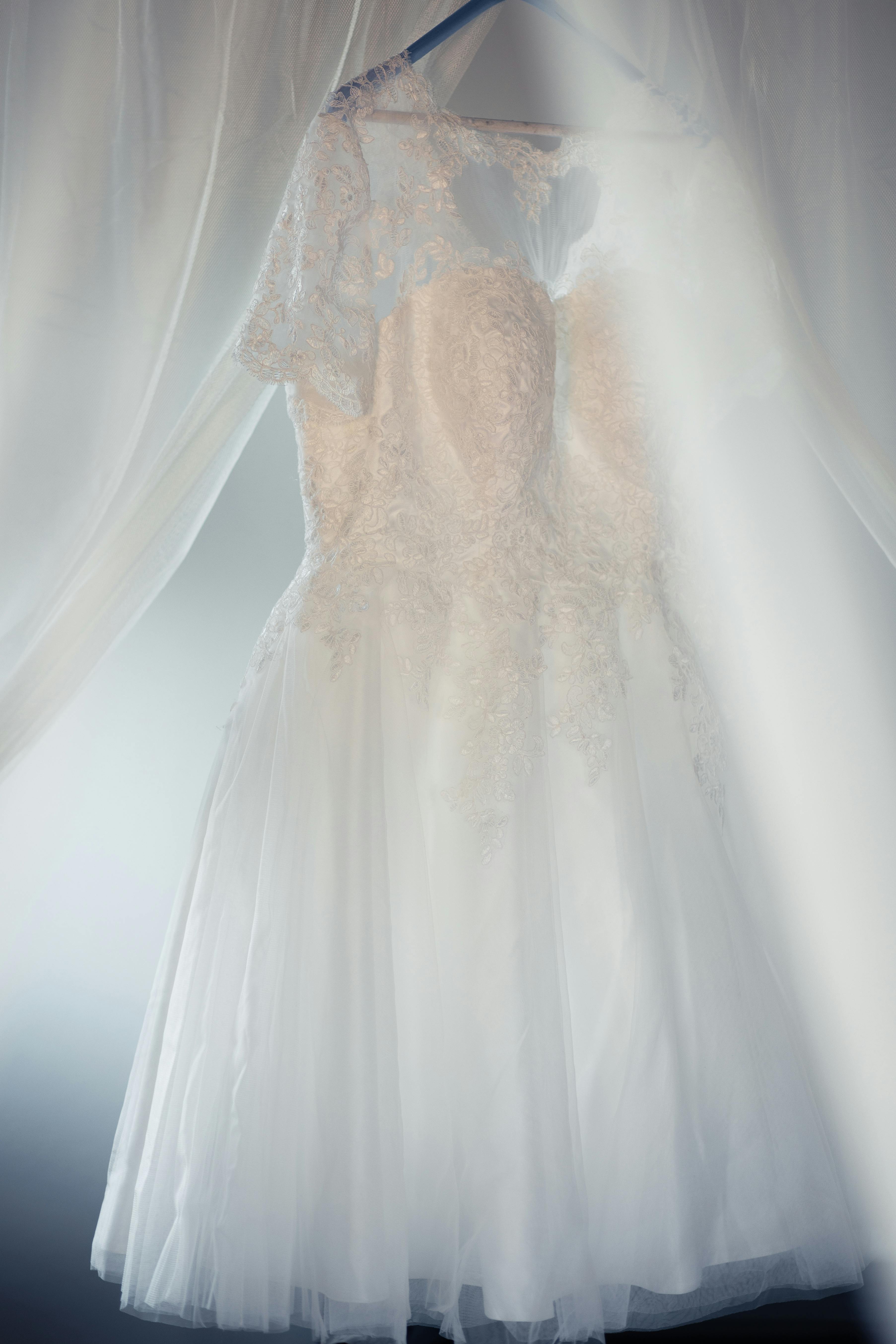 Une robe de mariée suspendue | Source : Pexels