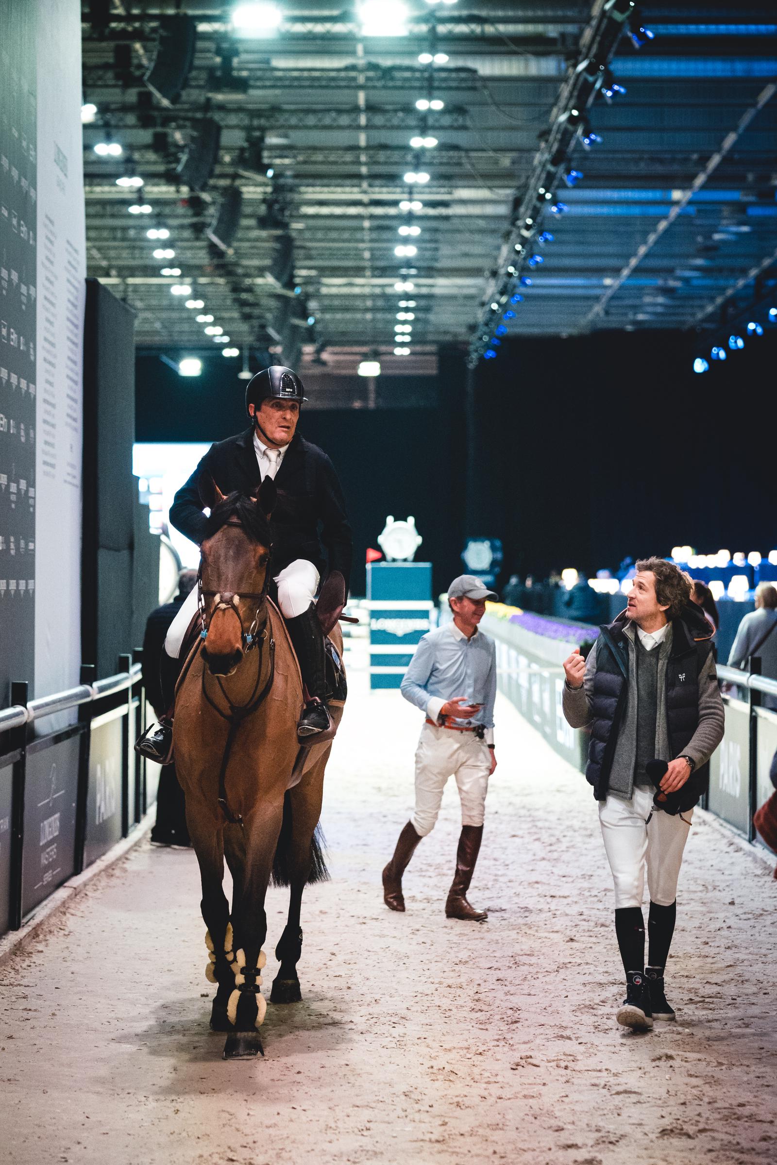 Serge Varsano s'entretient avec Guillaume Canet après avoir participé à l'épreuve Masters Three de la Sellerie des Juraires lors du Longines Masters Paris, le 6 décembre 2019 à Paris, en France I Source : Getty Images