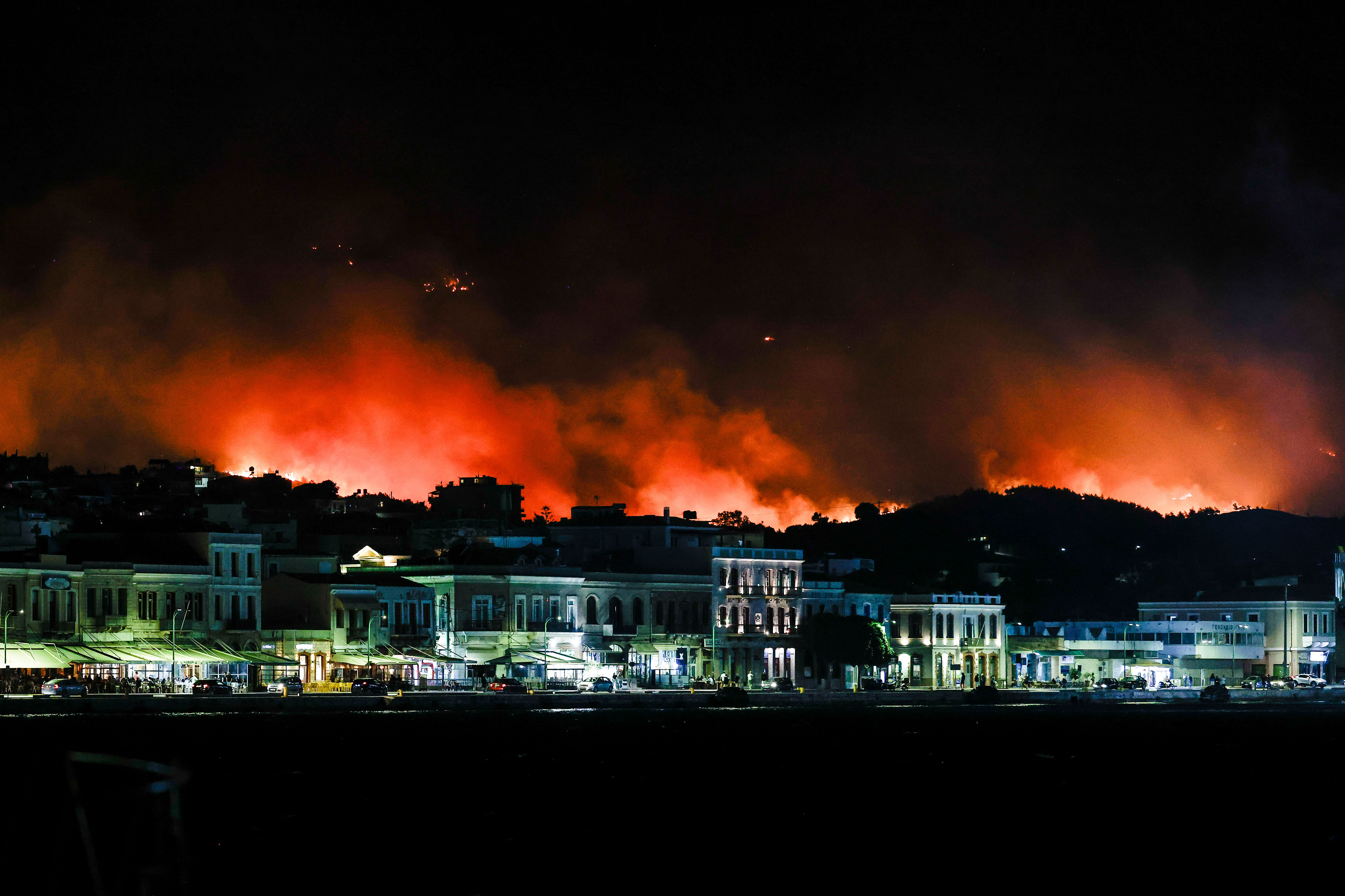 De la fumée s'élève alors que les pompiers interviennent sur l'incendie qui s'est déclaré à Chios, en Grèce, le 22 juin 2025 I Source : Getty Images
