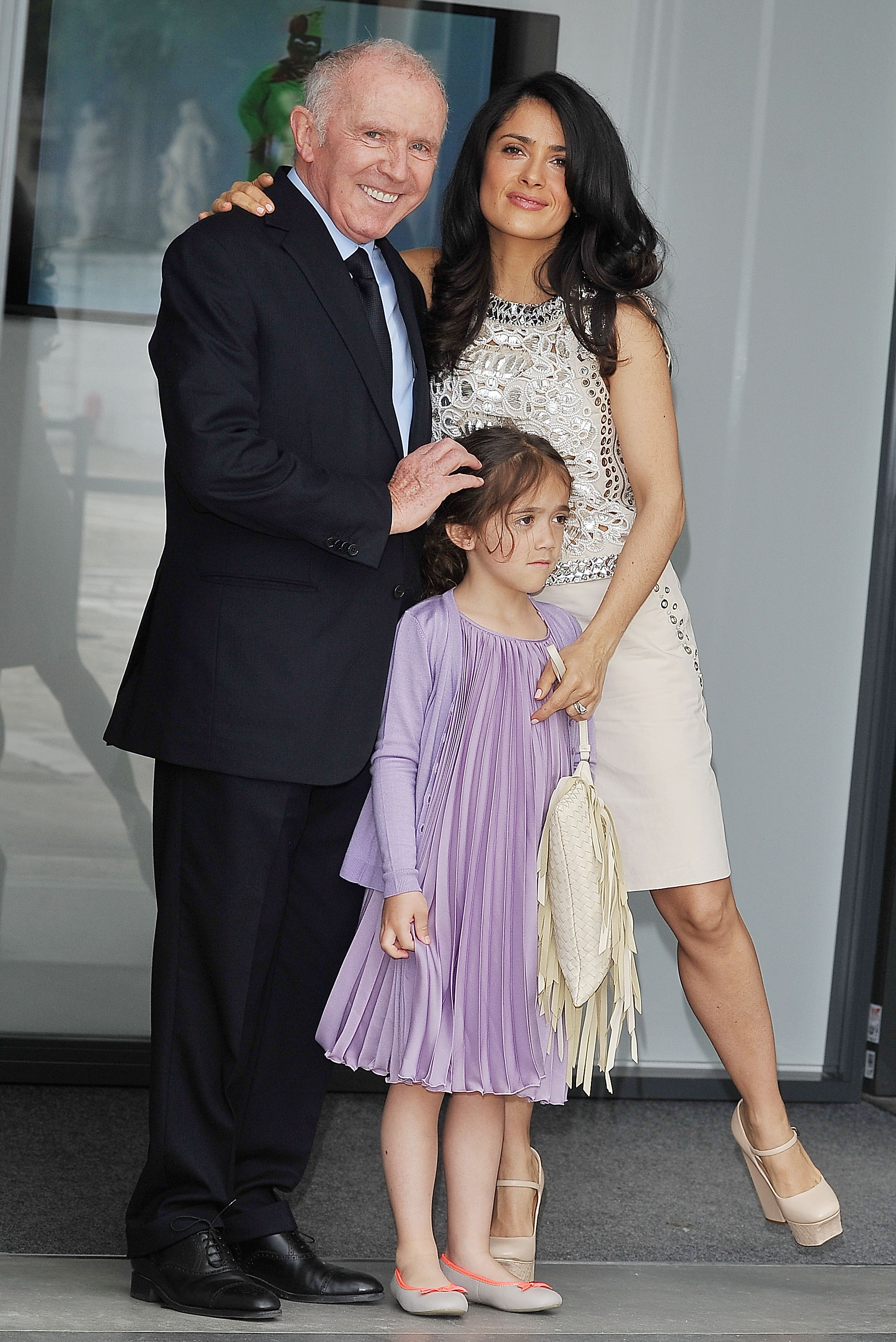 Lors de l'avant-première VIP de « Prima Materia » à Venise, Salma Hayek pose aux côtés de son beau-père François Pinault, tandis que Valentina Pinault se tient au centre du cadre dans une robe plissée lilas. La jeune fille semble sereine tandis que sa mère, vêtue d'une robe ivoire sans manches ornée de broderies, se tient derrière elle.