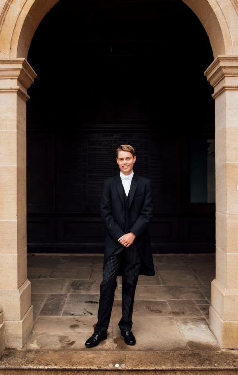 George a posé sous une arche en pierre, vêtu du costume de cérémonie d'Eton : frac, gilet et pantalon à fines rayures. Ce portrait pris le premier jour contrastait fortement avec ses anciennes photos d'école d'enfance. | Source : Instagram/princeandprincessofwales