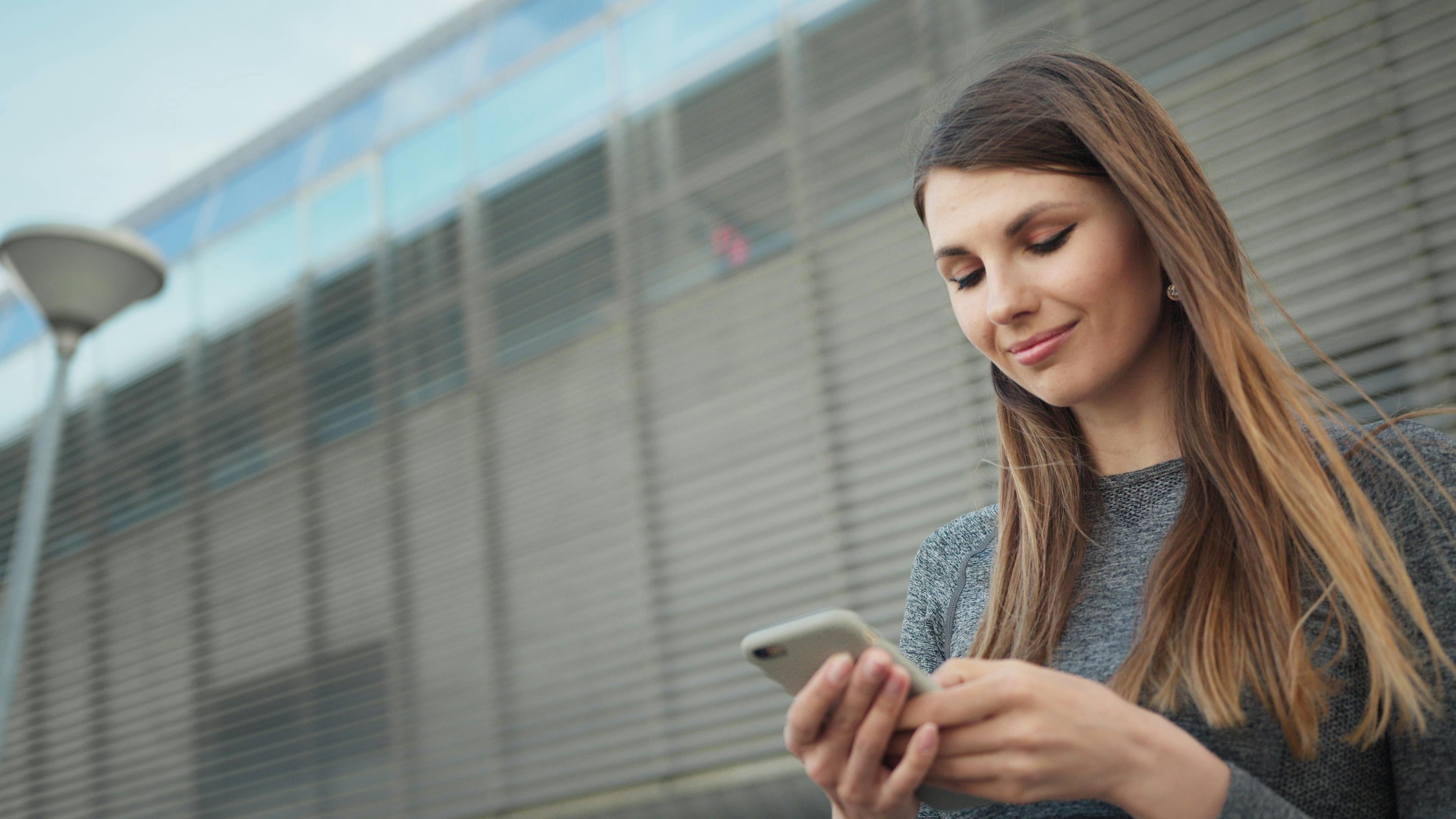 Femme sur son téléphone | Source : Pexels