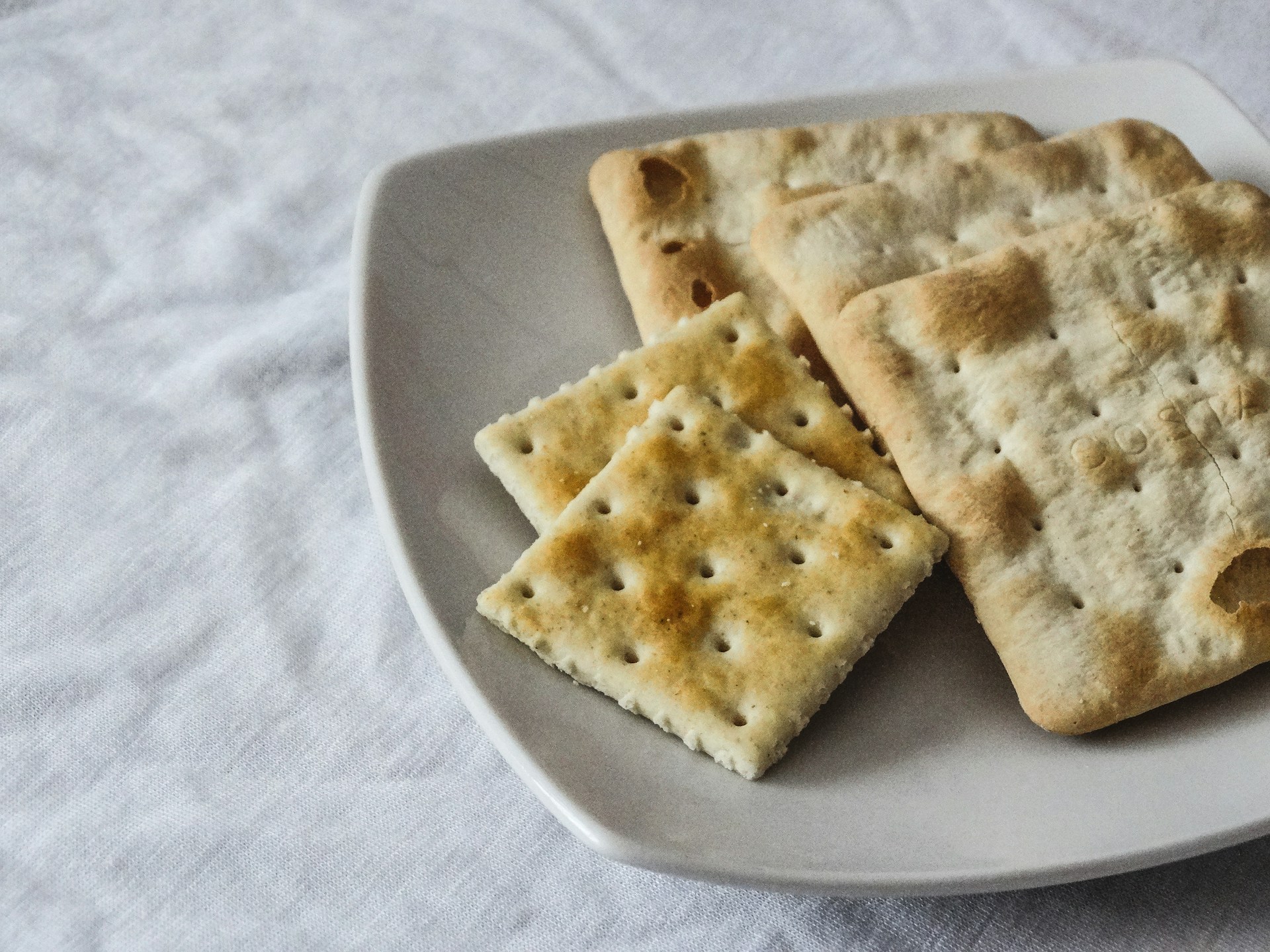 Une assiette de crackers | Source : Unsplash