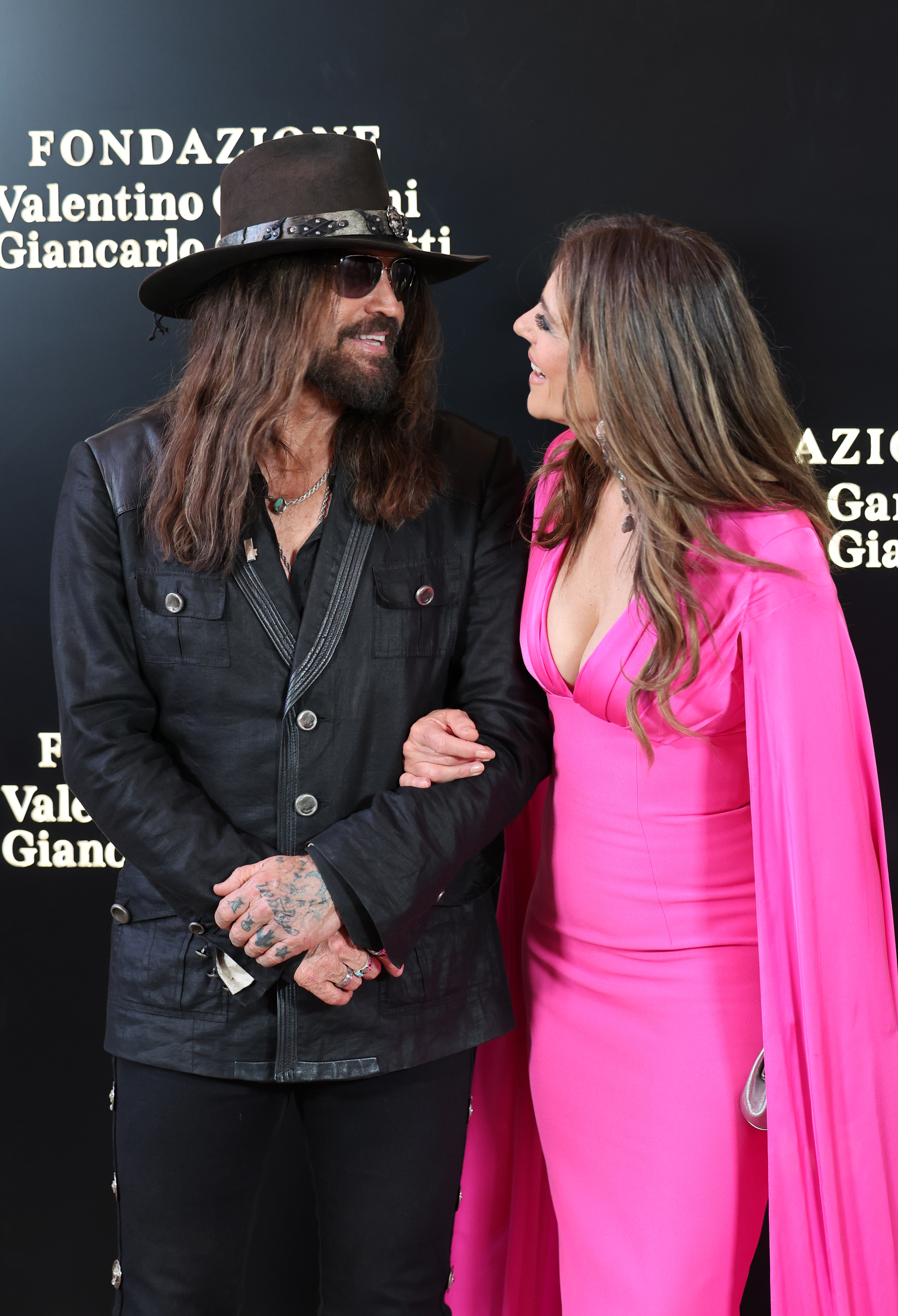 Billy Ray Cyrus et Elizabeth Harley posent ensemble lors du dîner d'ouverture de l'exposition "Orizzonti | Rosso" le 24 mai 2025 à Rome, en Italie. | Source : Getty Images