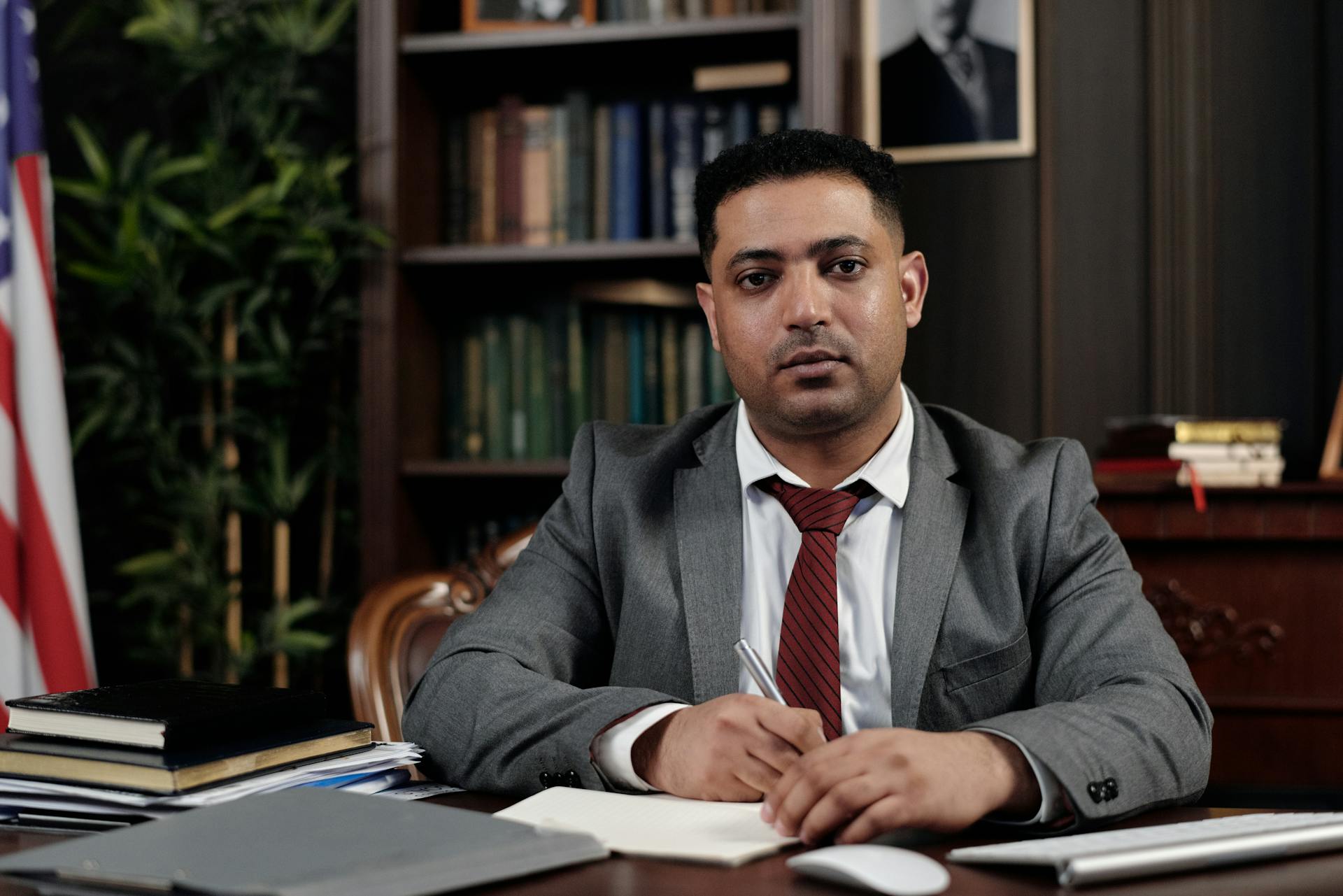 Un avocat assis à son bureau | Source : Pexels
