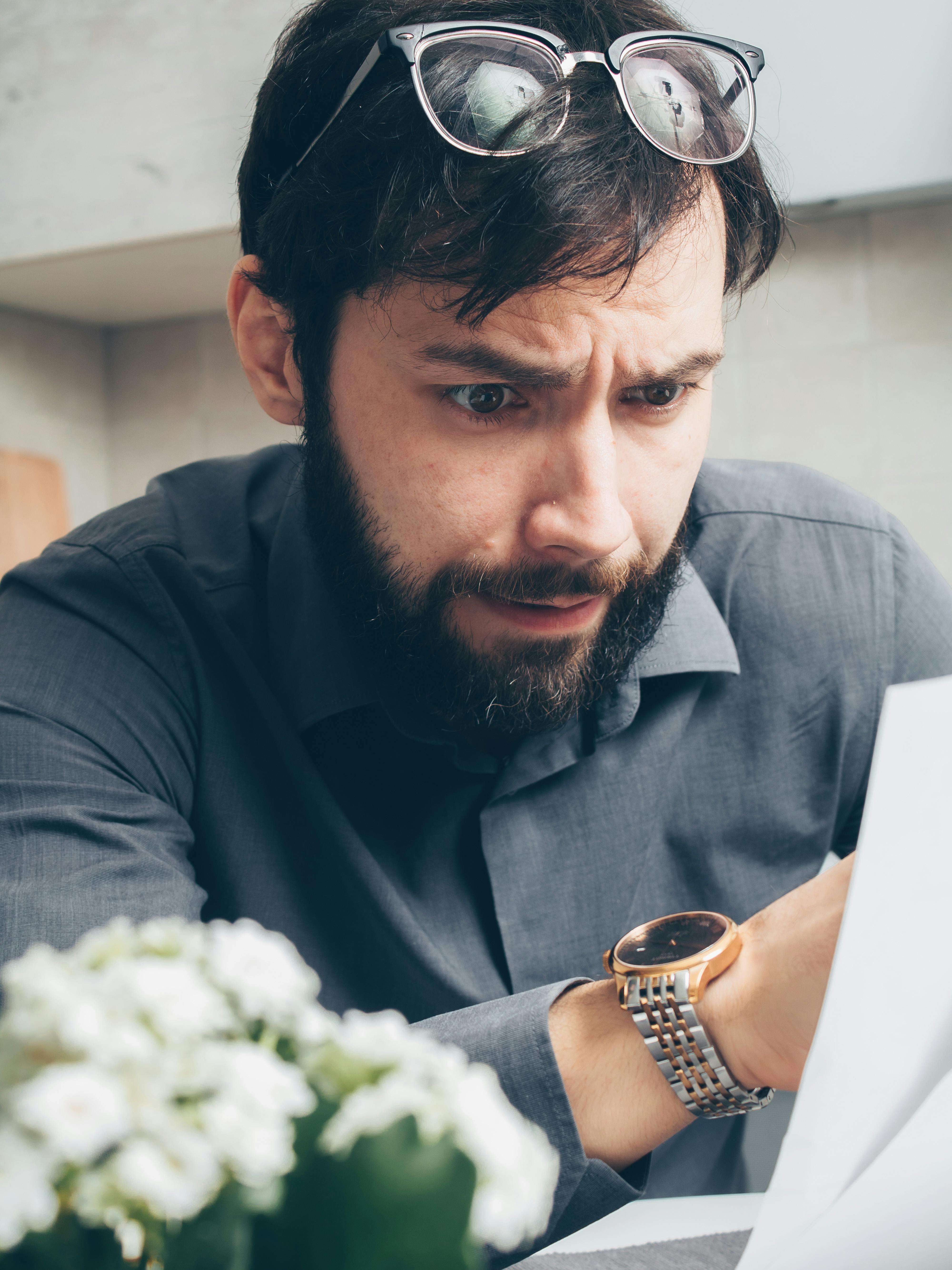 Un homme malheureux lisant une note | Source : Pexels