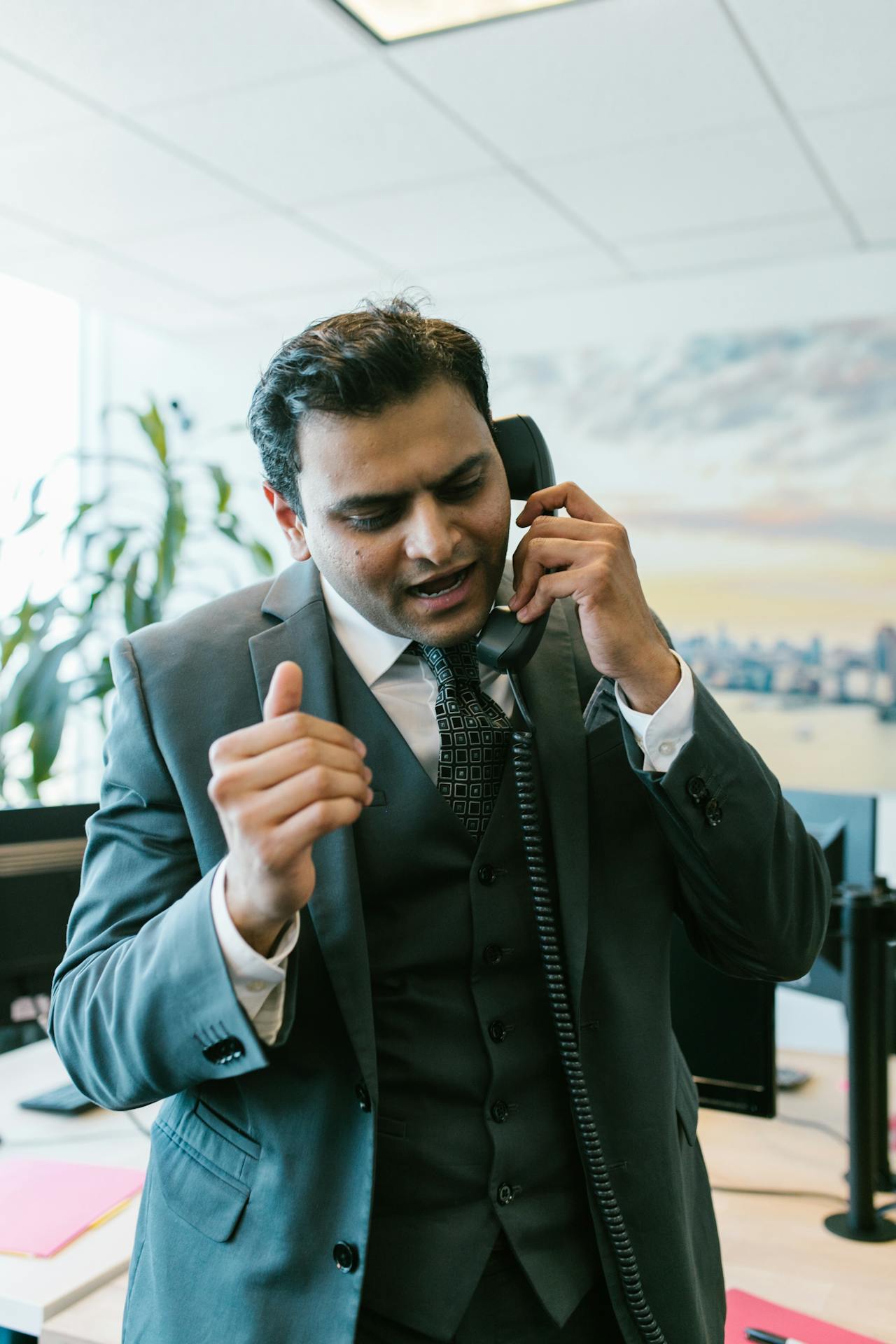 Un homme qui parle au téléphone | Source : Pexels