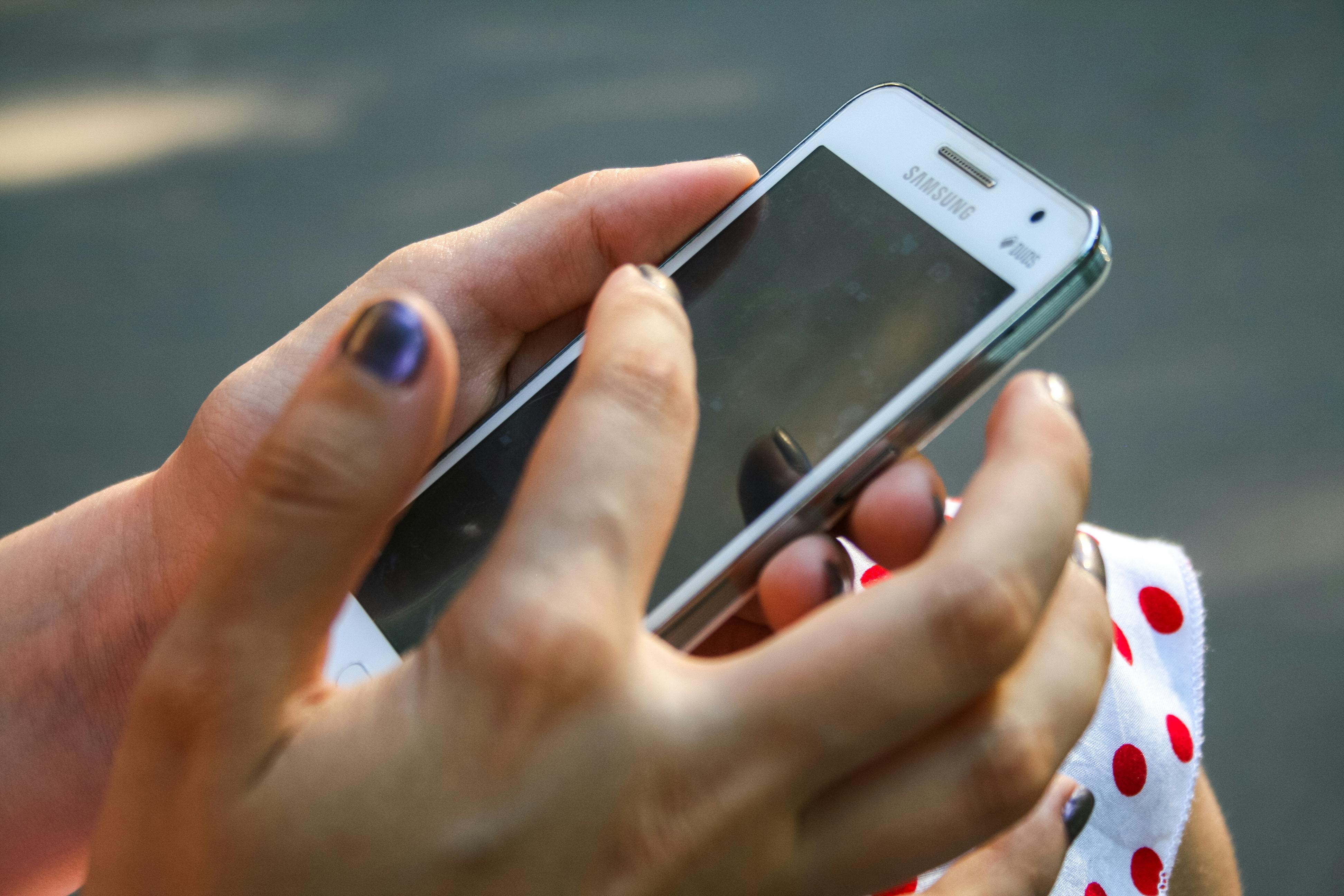 Une femme utilisant un téléphone intelligent | Source : Pexels
