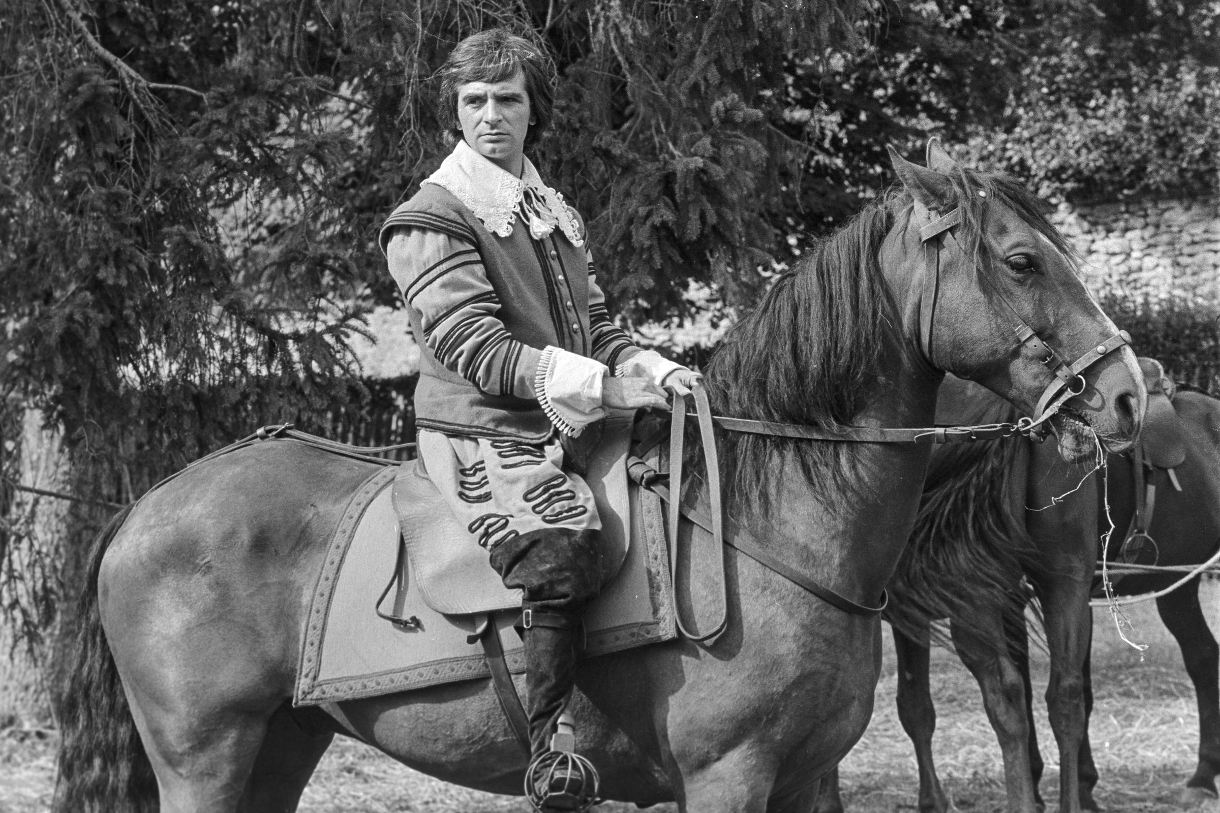 Gérard Rinaldi sur le tournage du film 'Les Quatre Charlots mousquetaires', en septembre 1973 I Source : Getty Images