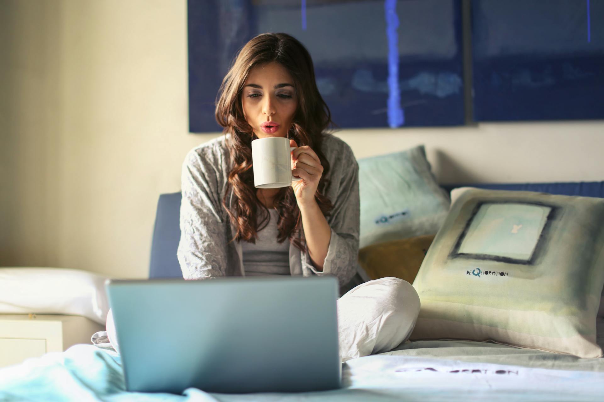 Une femme se détend dans sa maison | Source : Pexels