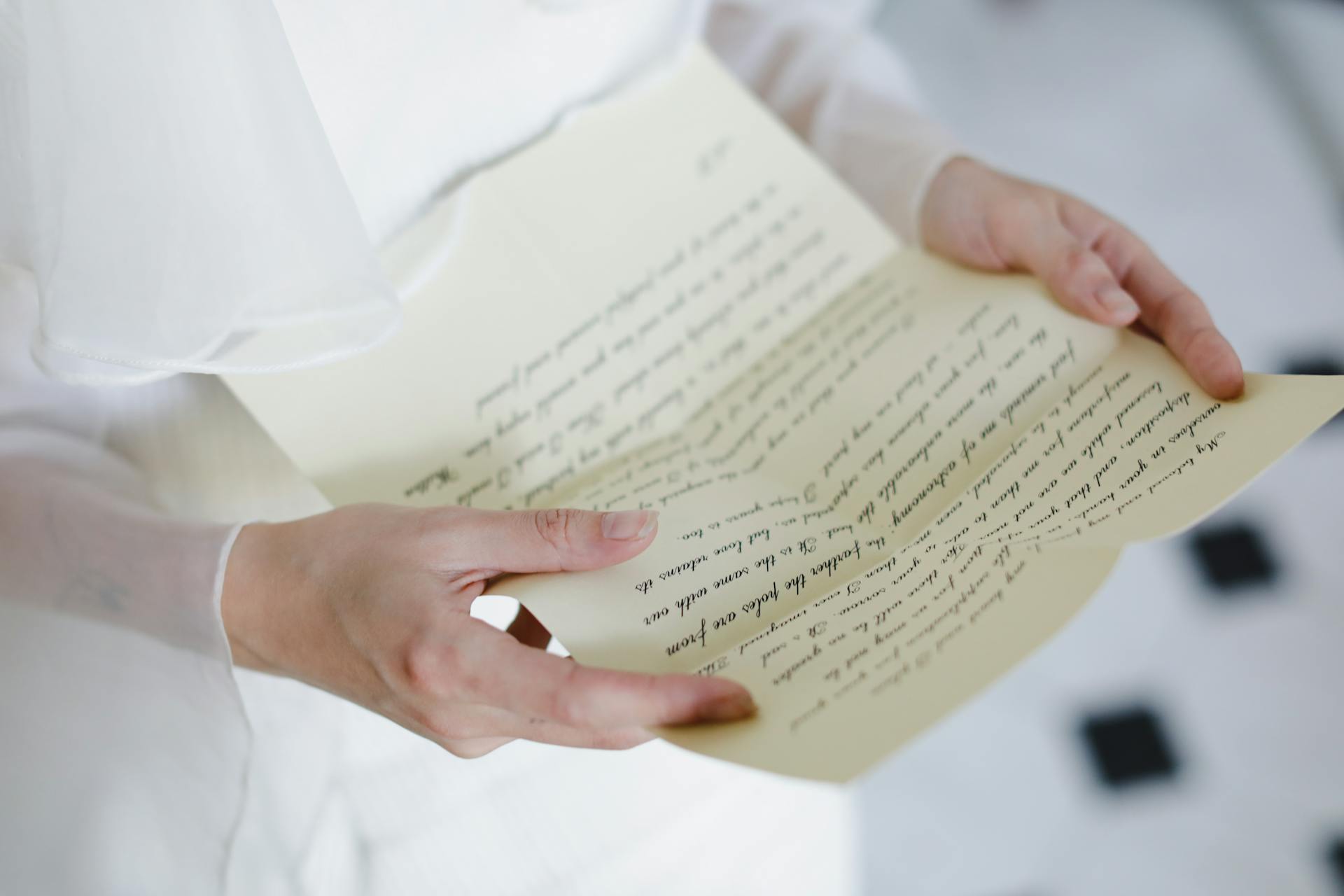 Gros plan sur une femme lisant une lettre | Source : Pexels