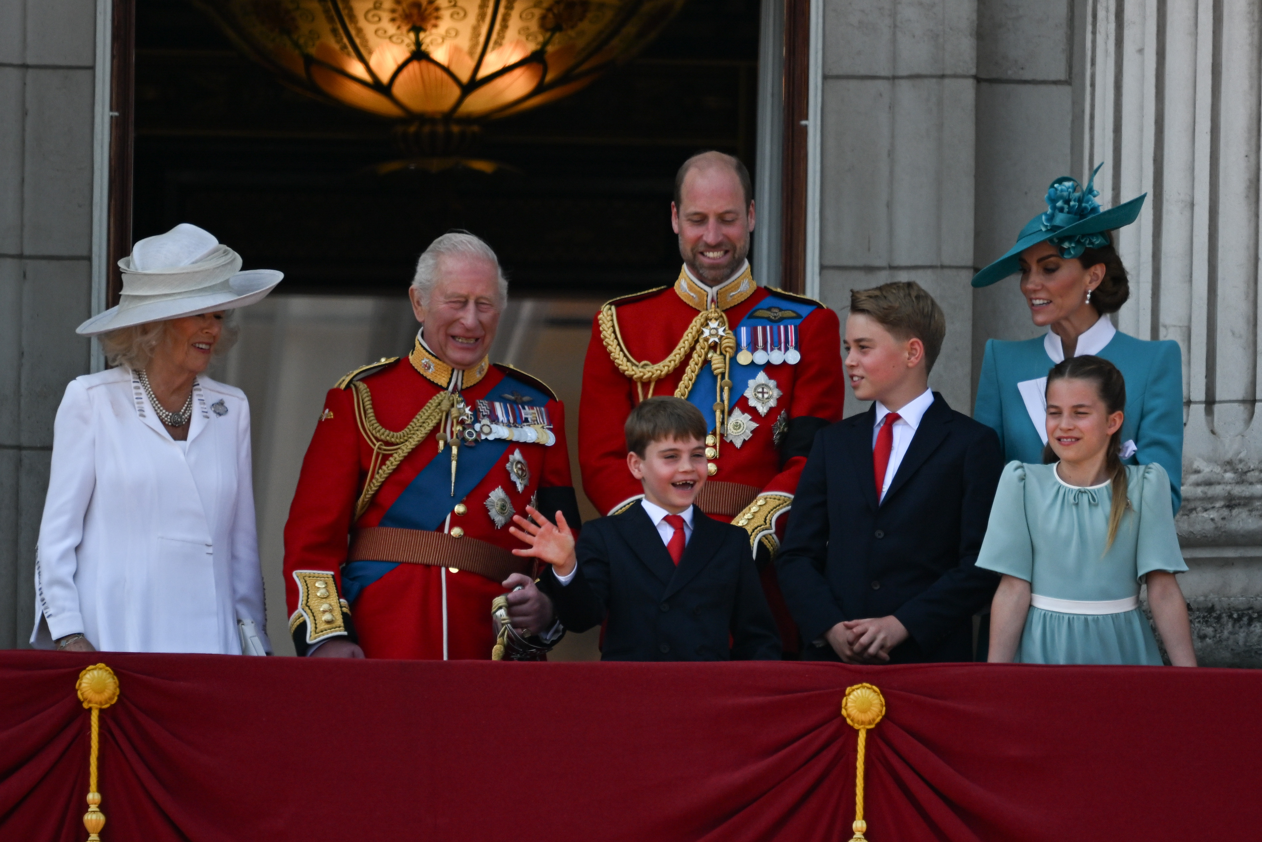 La reine Camilla, le roi Charles III, le prince William, le prince Louis, le prince George, la princesse Catherine et la princesse Charlotte regardent les festivités du Trooping the Colour depuis le balcon du palais de Buckingham. | Source : Getty Images