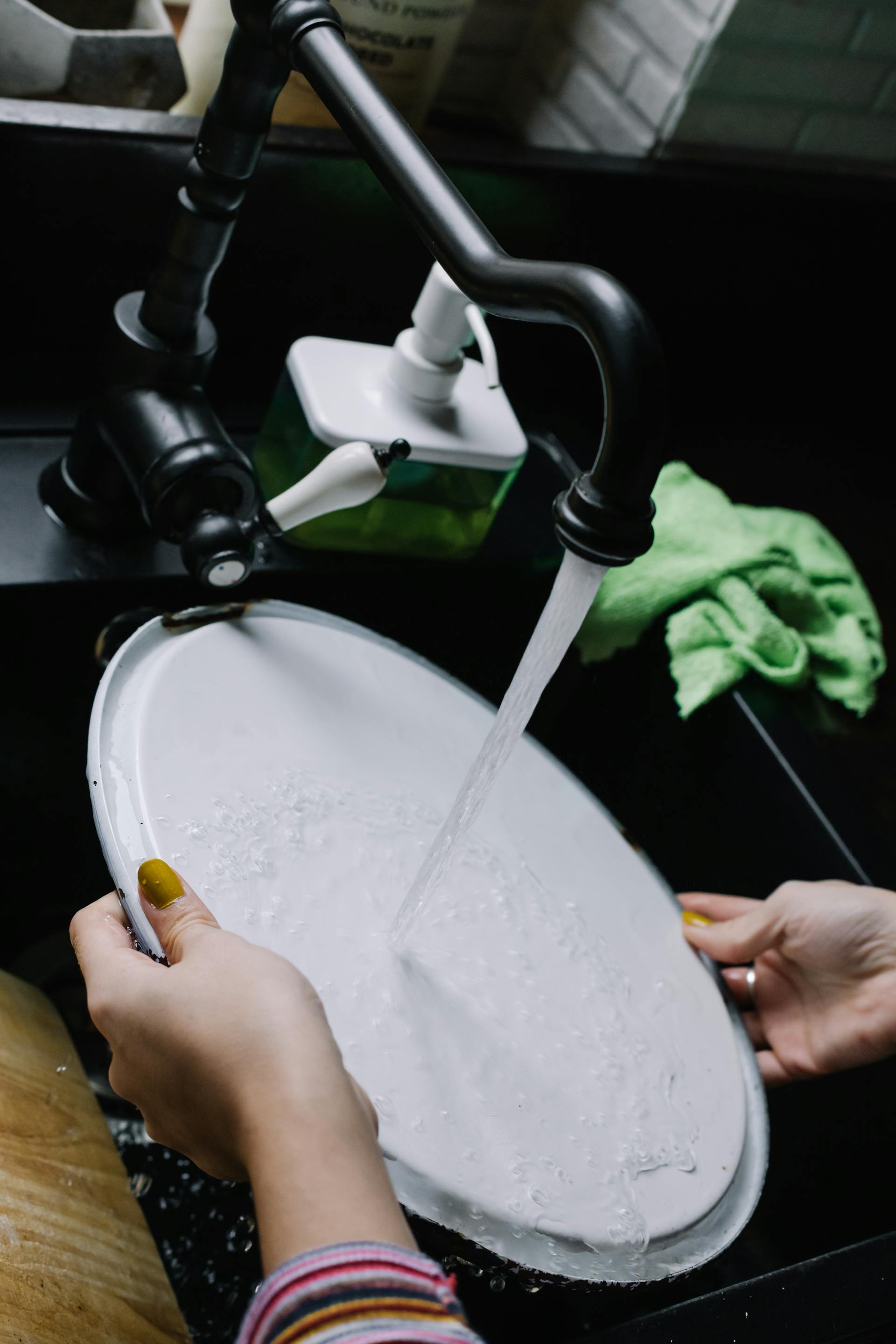 Une femme lavant une assiette | Source : Pexels