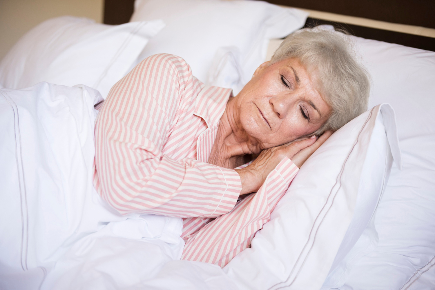 Une femme âgée qui fait une sieste | Source : Freepik