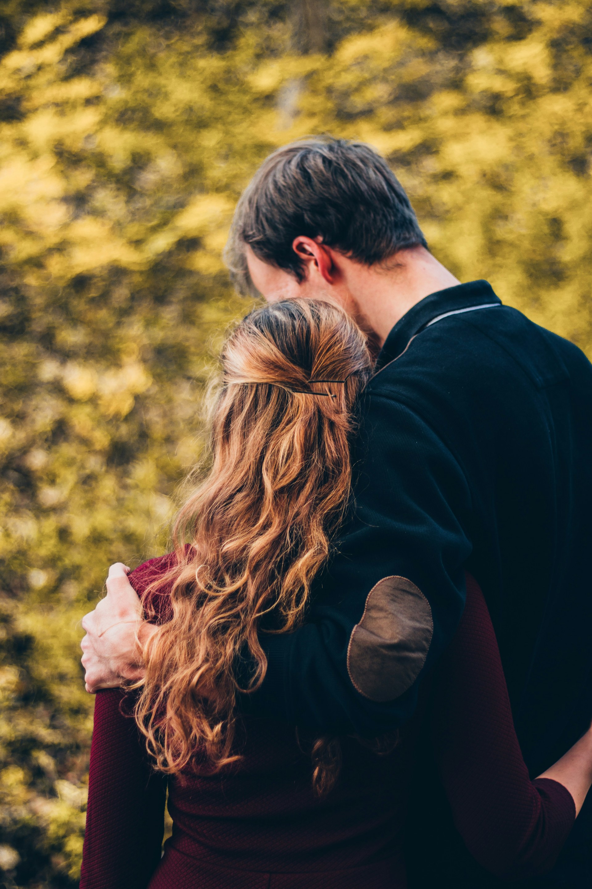 Un couple qui s'embrasse | Source : Unsplash
