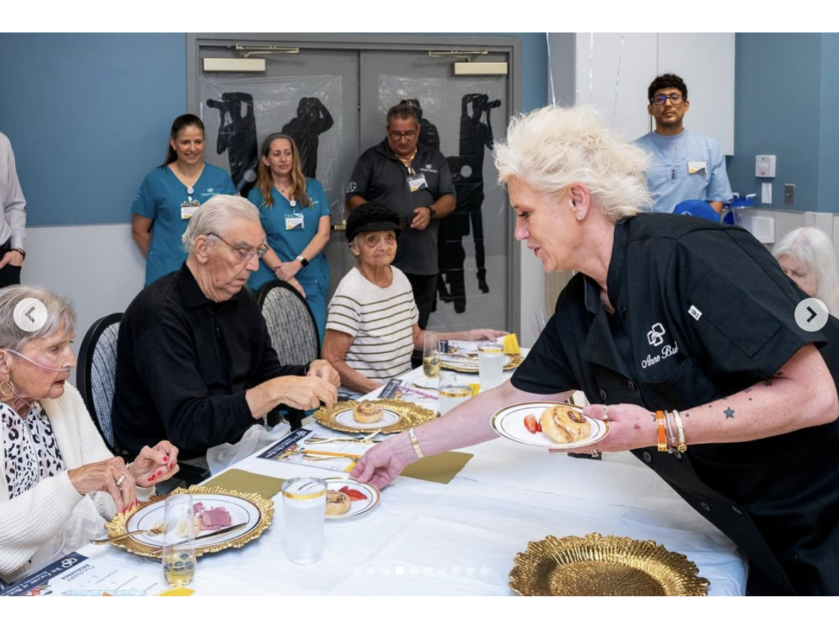 Anne Burrell est vue en train de servir de la nourriture aux résidents âgés, en date du 11 juin 2025 | Source : Instagram/careritecenters
