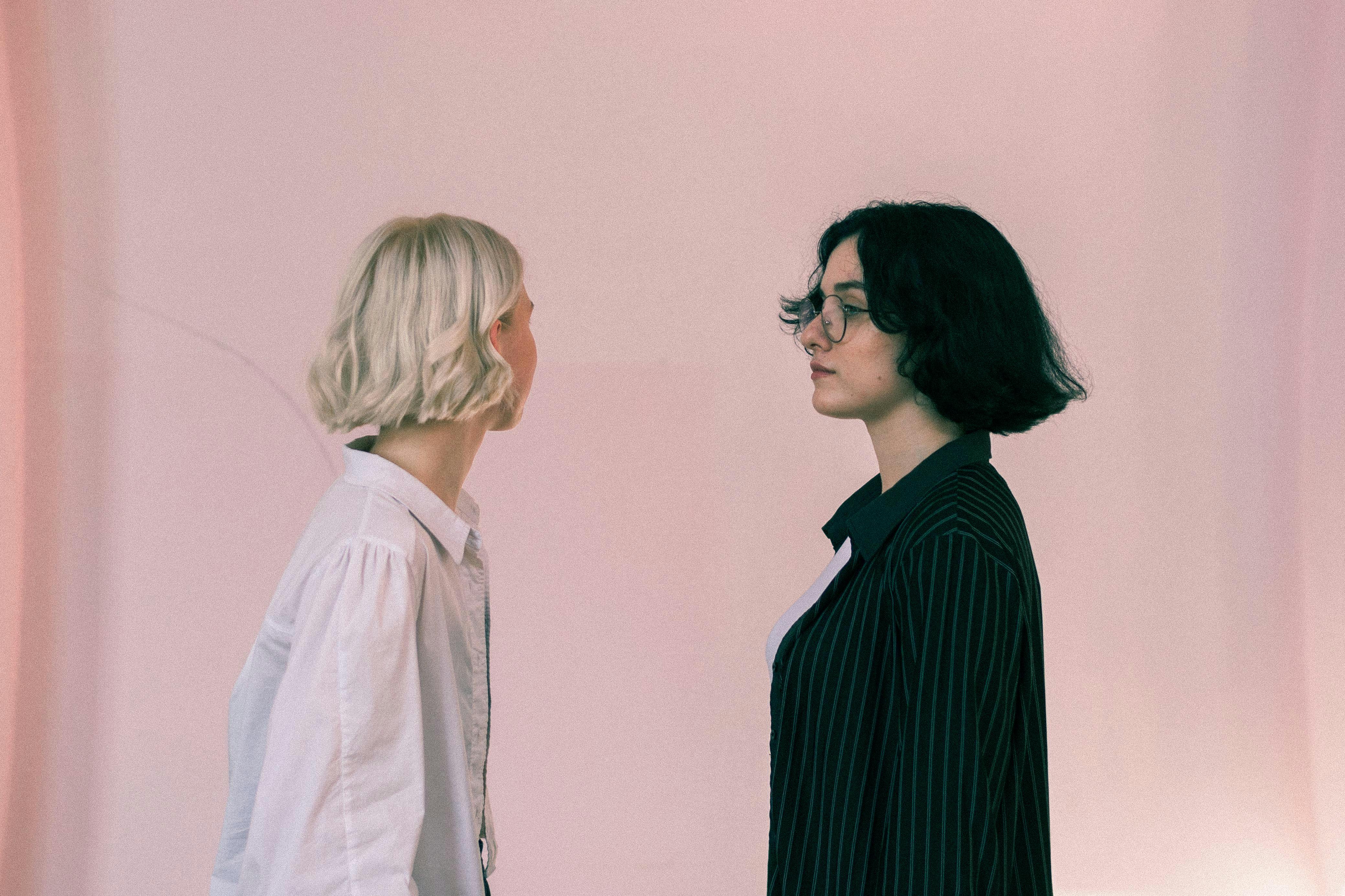 Deux femmes posant en faisant face à des directions différentes | Source : Pexels