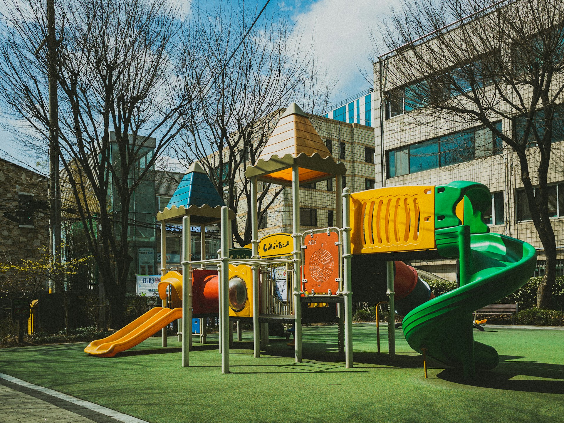 Une aire de jeux extérieure pour les enfants | Source : Unsplash