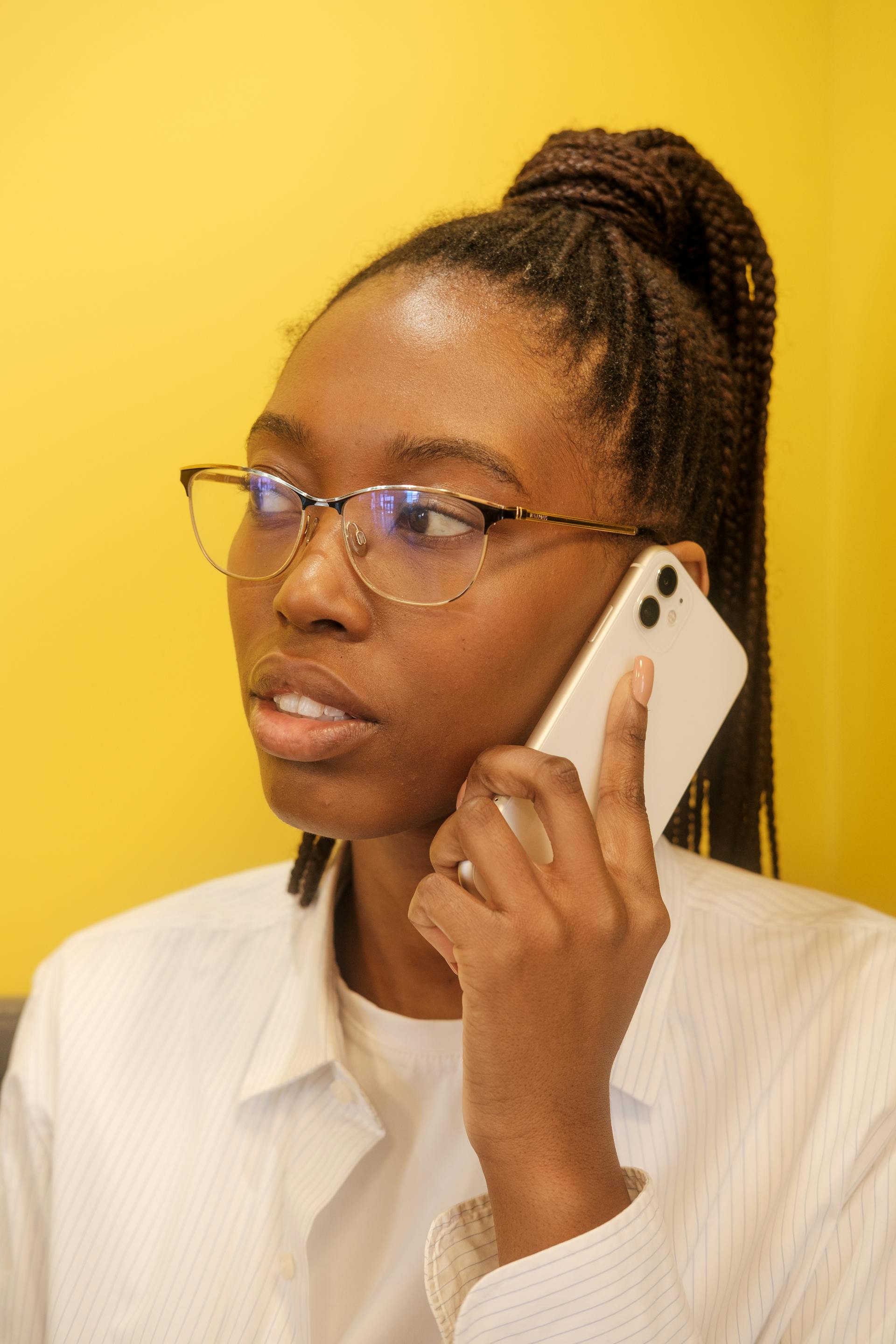 Une femme qui passe un appel téléphonique | Source : Pexels