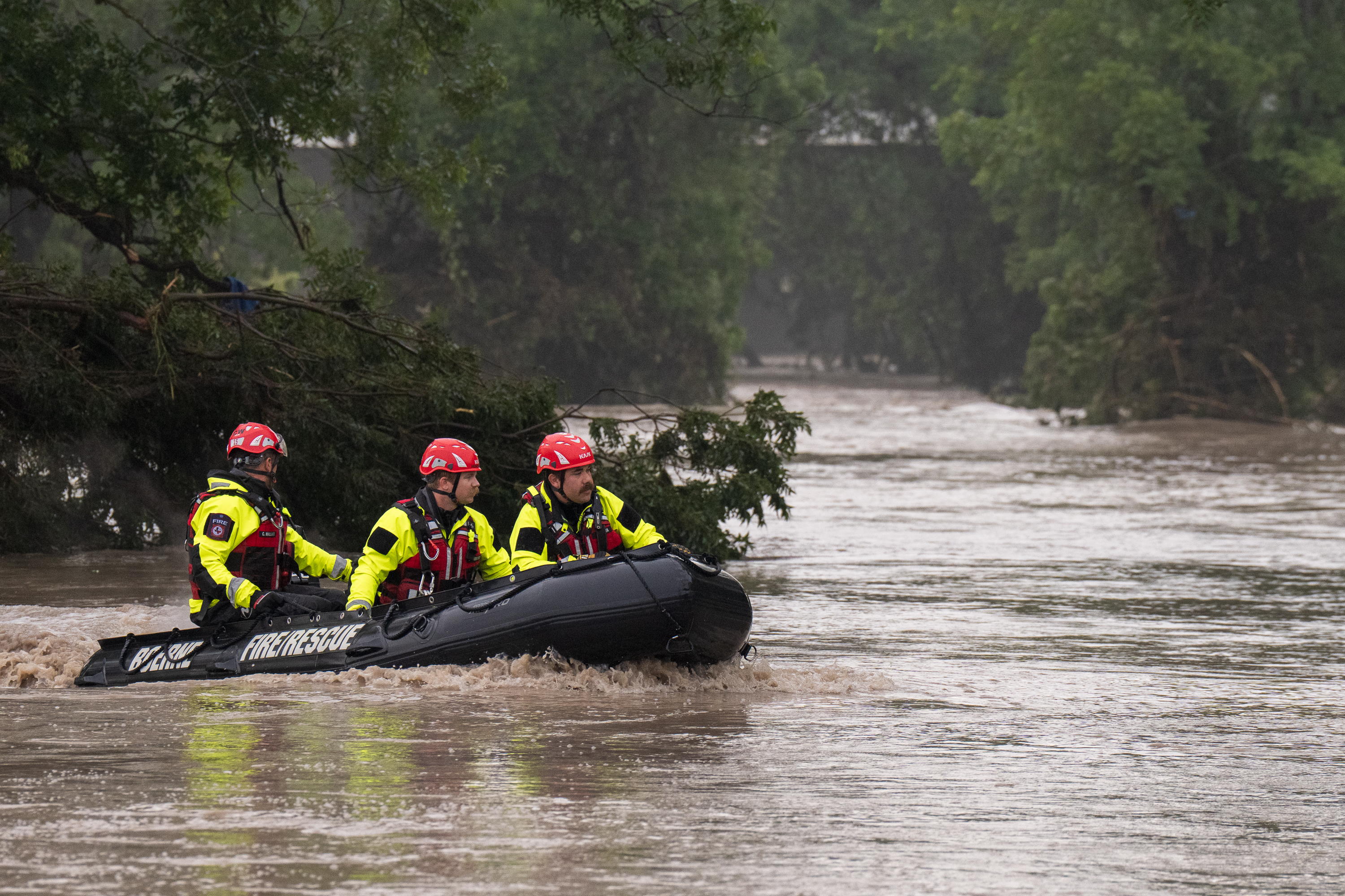 Une équipe de secours naviguant dans les inondations à Comfort, au Texas, le 4 juillet 2025. | Source : Getty Images