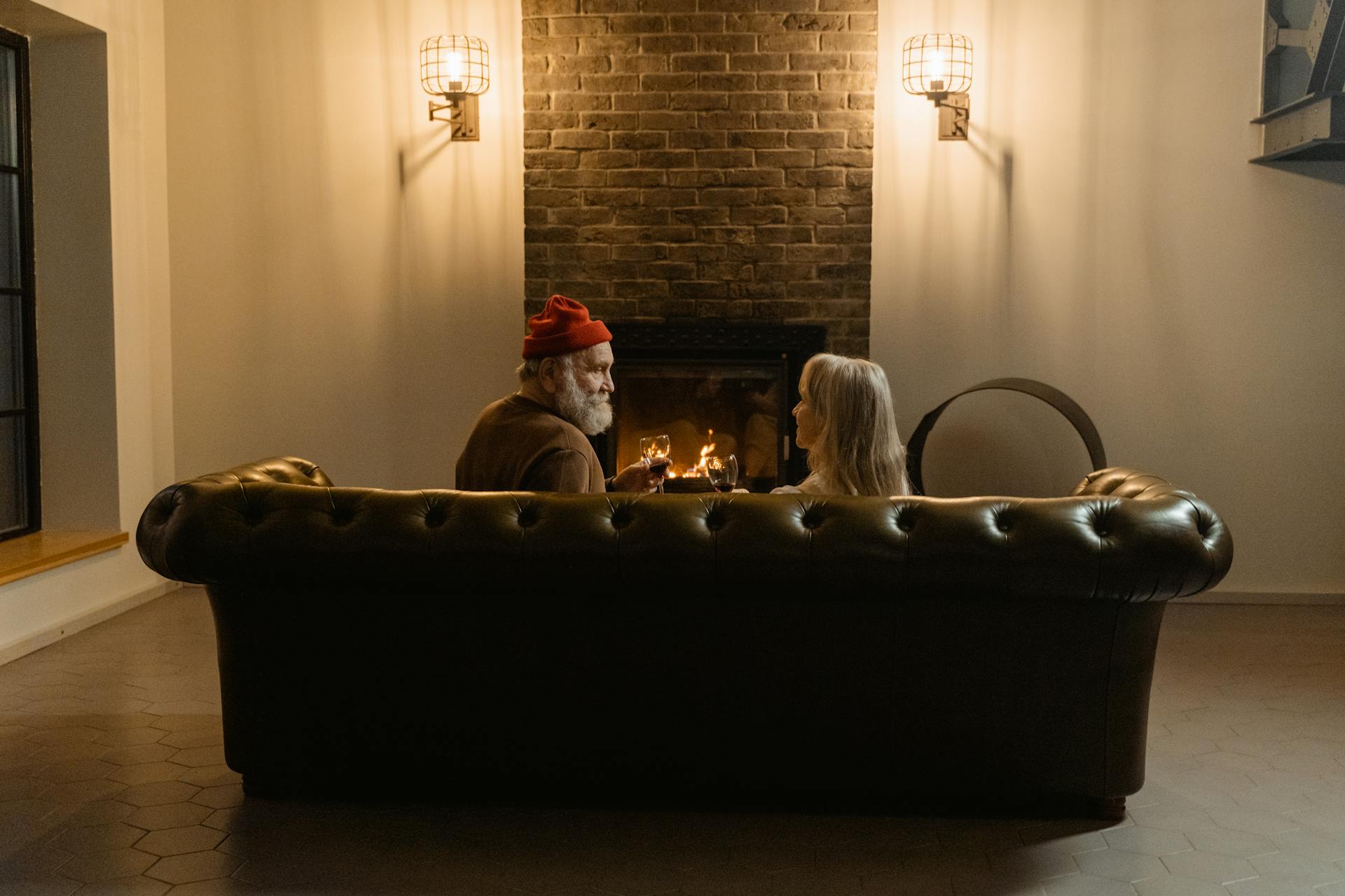 Un couple de seniors assis sur le canapé | Source : Pexels