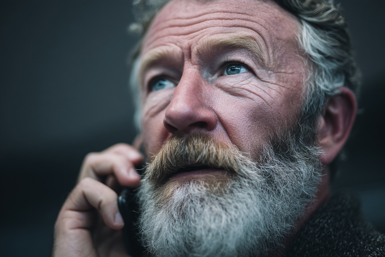 Un homme parlant au téléphone | Source : Midjourney