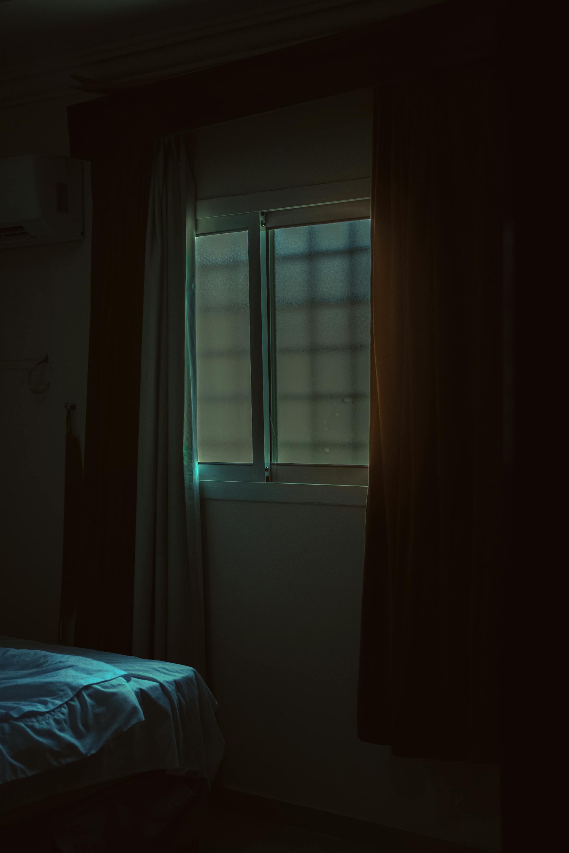La fenêtre d'une chambre à coucher | Source : Pexels