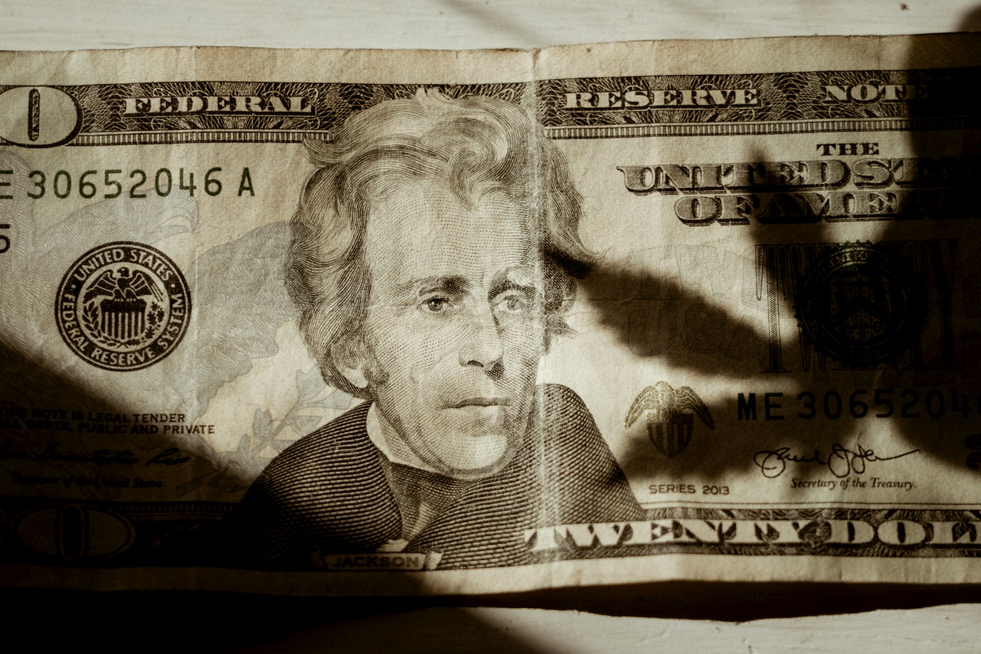 Gros plan sur un billet de 20 dollars | Source : Unsplash
