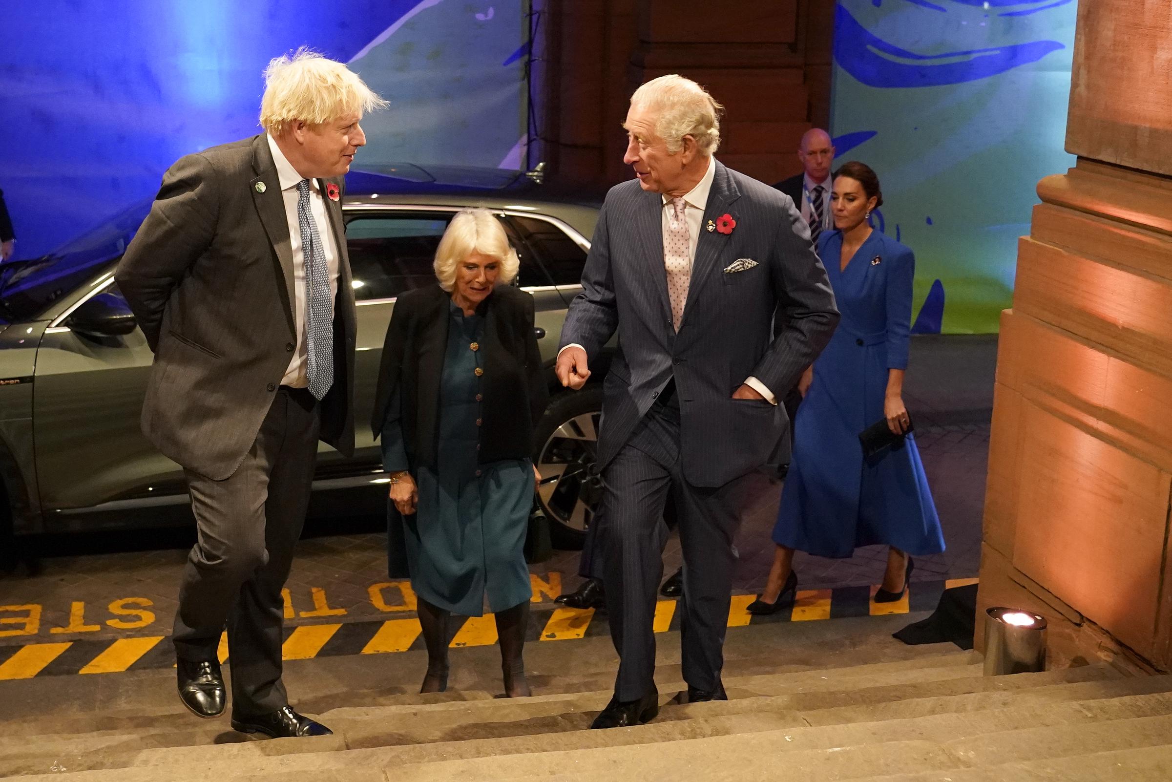 Boris Johnson, Camilla, alors duchesse de Cornouailles, et Charles, alors prince de Galles, arrivent au Scottish Event Campus (SEC) à Glasgow, au Royaume-Uni, le 1er novembre 2021 | Source : Getty Images
