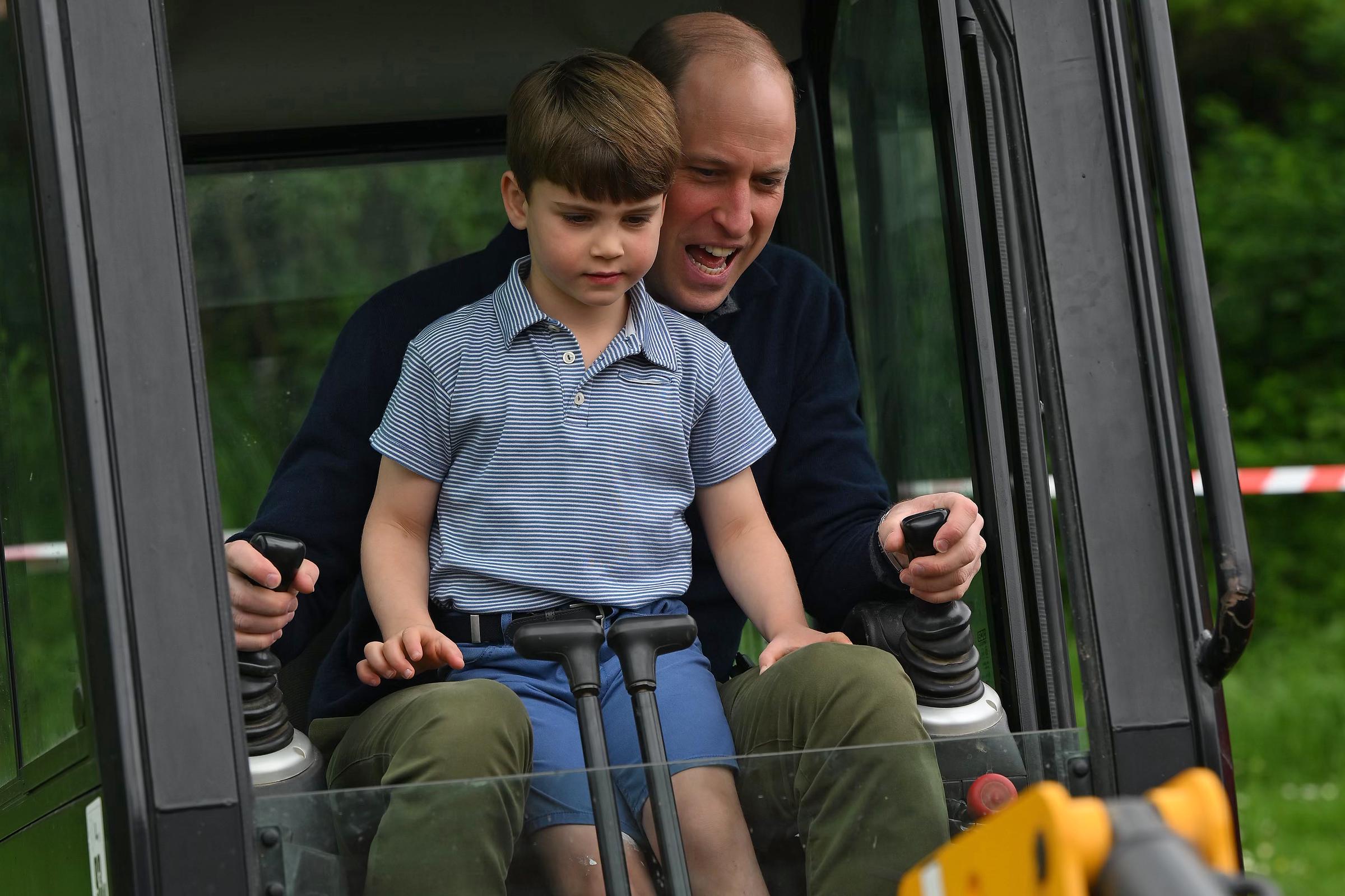 Le prince William et le prince Louis manœuvrent une pelleteuse pendant The Big Help, le 6 mai 2023 à l'abbaye de Westminster. | Source : Getty Images