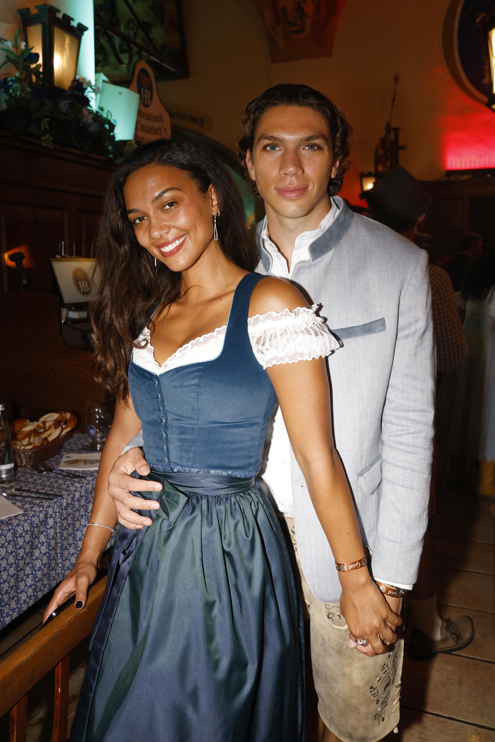 Elias Becker et son amie Yasmine Dahlberg pendant le « Heidifest By Heidi Klum » à la Hofbräuhaus de Munich le 18 septembre 2025 à Munich, Allemagne.  | Source : Getty Images