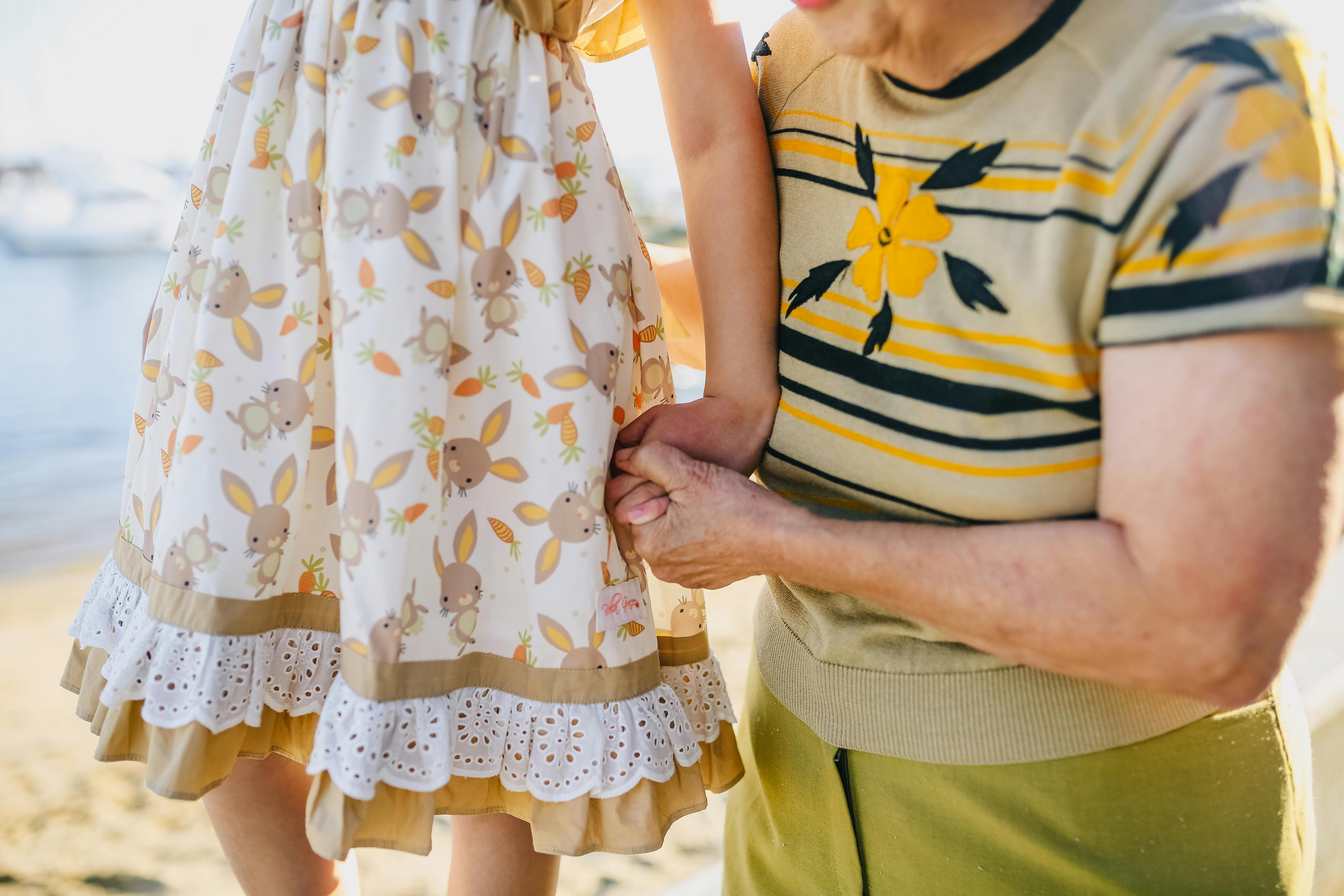 Une femme jouant avec un enfant au bord de la plage | Source : Pexels
