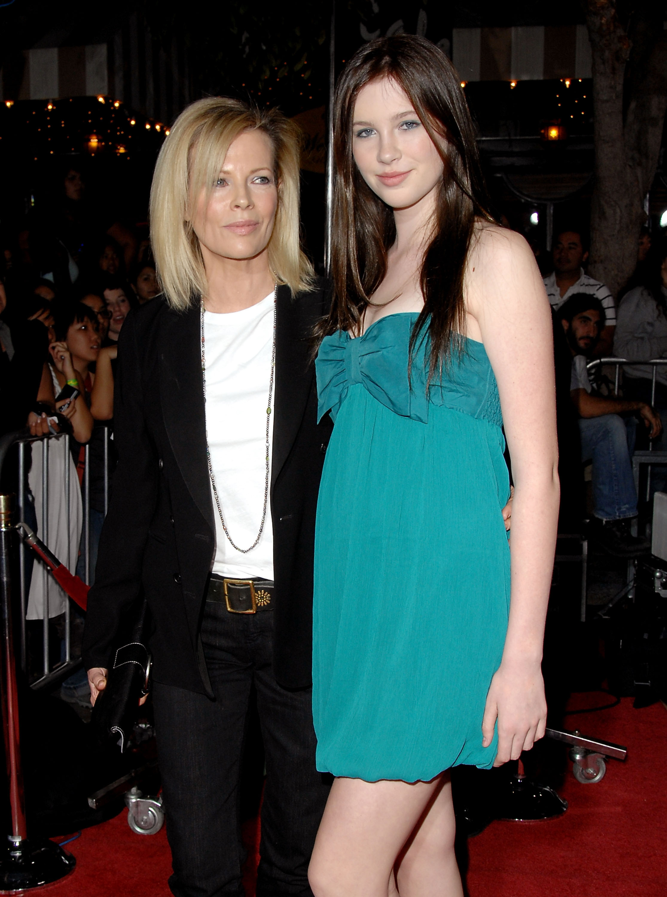 Kim Basinger et sa fille, Ireland Baldwin, lors de la première de « Twilight » à Los Angeles, le 17 novembre 2008, à Westwood, en Californie. | Source : Getty Images