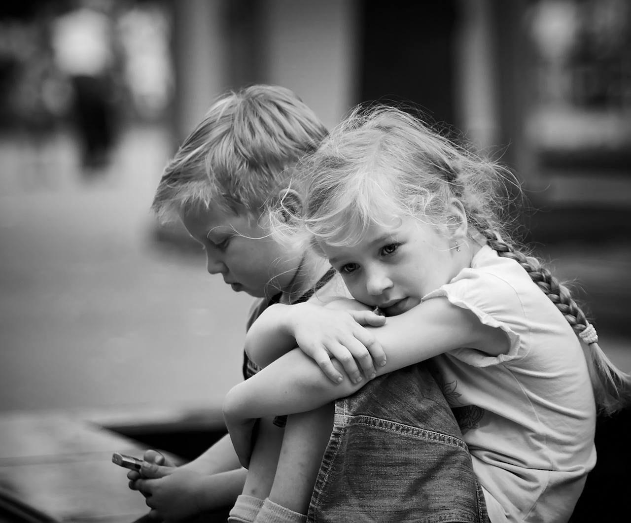 Deux enfants tristes | Source : Pexels