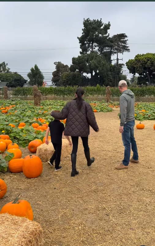 Meghan Markle, le prince Harry et leur fils, le prince Archie, sont photographiés en train de marcher dans un champ de citrouilles, en date du 26 octobre 2025 | Source : Instagram/meghan