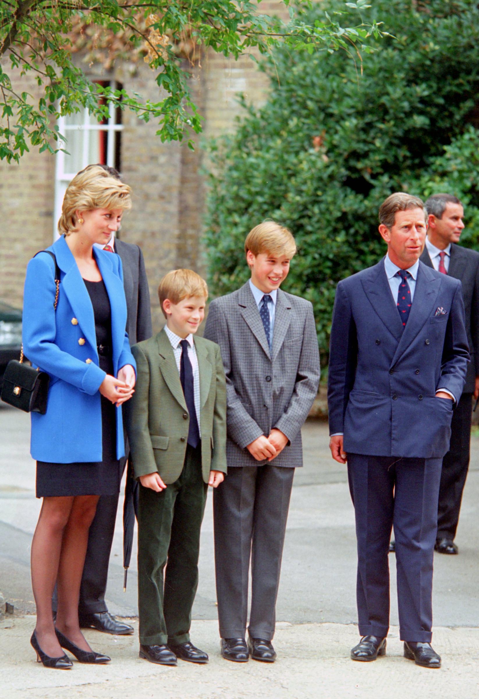 La princesse Diana et le prince Charles, à l'époque, ont accompagné William et Harry quand William s'est inscrit à Eton en septembre 1995. Plus de trois décennies plus tard, William allait revenir à l'école pour le début de la scolarité de son propre fils à Eton. | Source : Getty Images