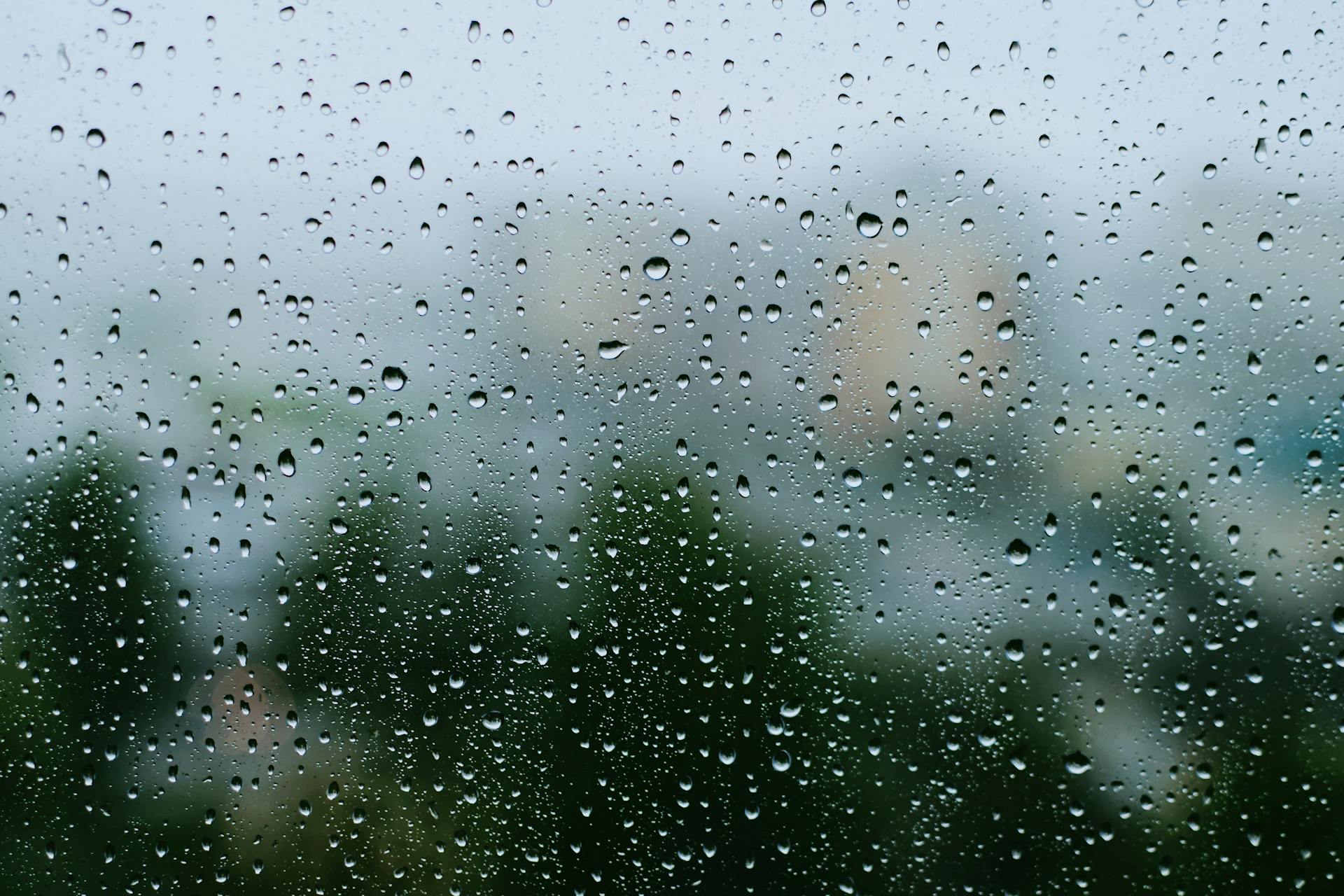 Gouttes de pluie sur la fenêtre | Source : Pexels