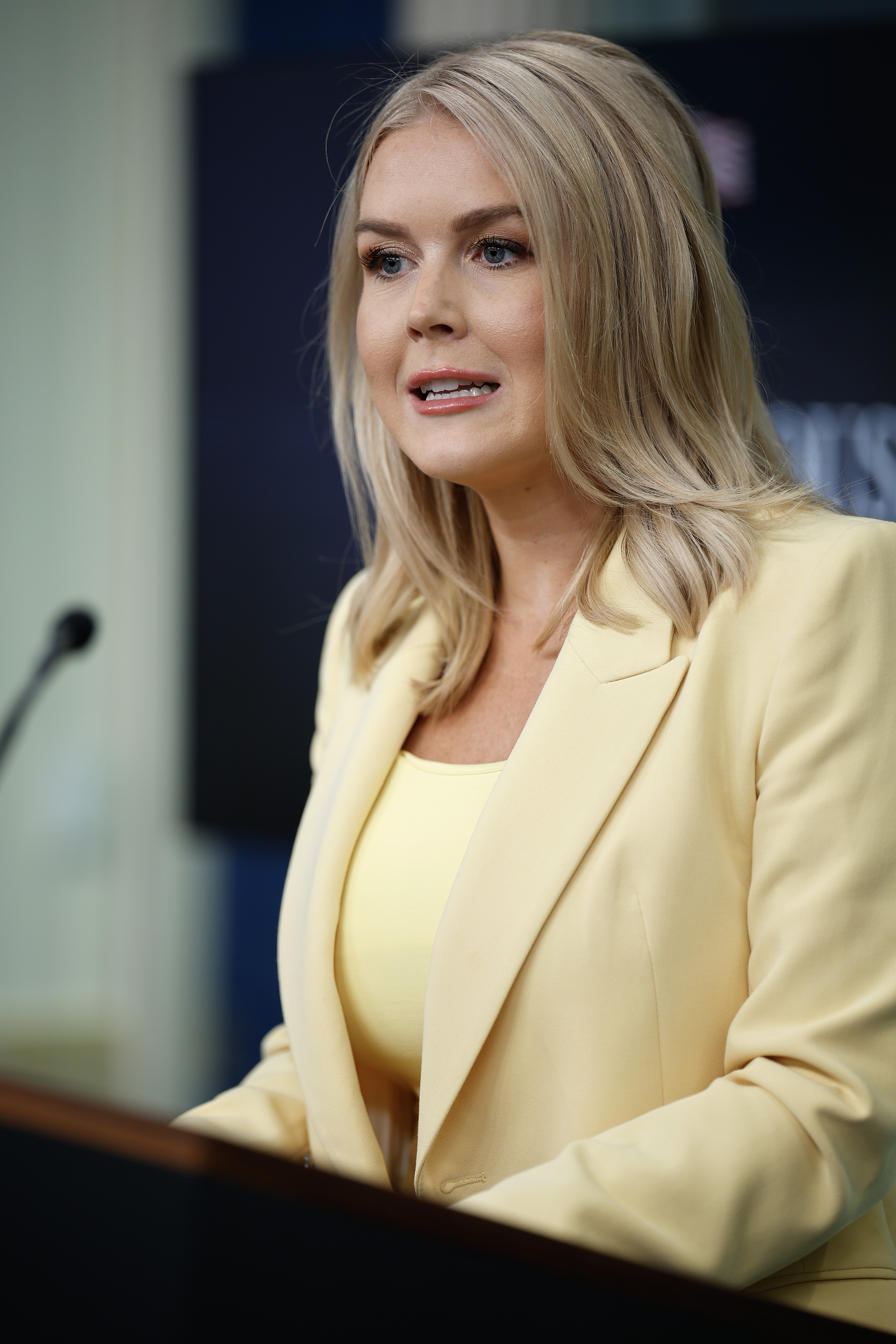 Karoline Leavitt est vue en train de parler aux journalistes lors d'une conférence de presse à la Maison Blanche le 19 mai 2025, à Washington, D.C. | Source : Getty Images